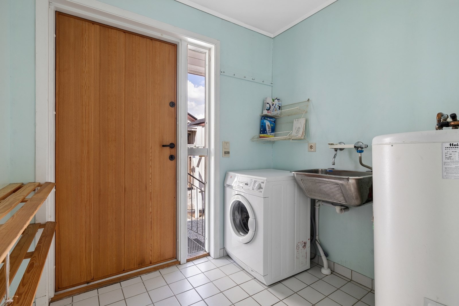 Praktisk for en barnefamilie er det et vaskerom med egen inngang, utslagsvask og plass for vaskemaskin. Galleribilde