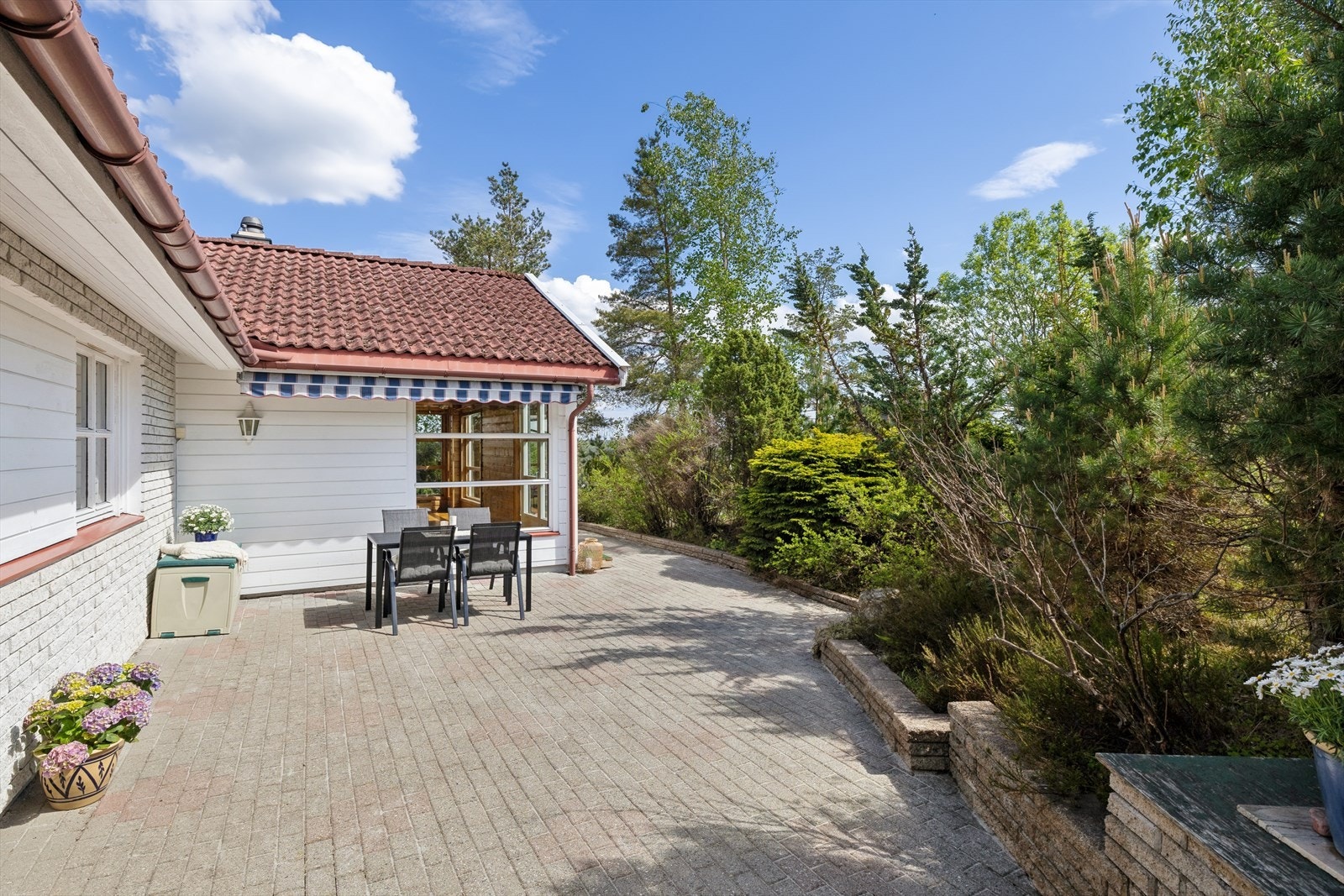 Her er det god plass til sittegrupper og loungegrupper som gir perfekte steder å nyte aktive formiddager eller late sommerkvelder med hele familien. Galleribilde