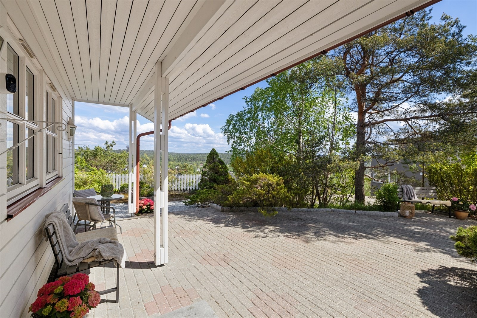 Velstelt, steinbelagt gårdsplass. Galleribilde