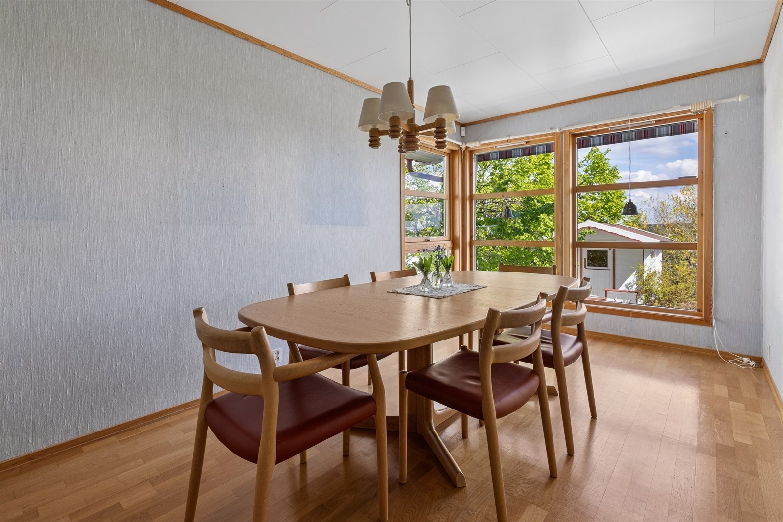 Spisestue rett ved kjøkkenet. Det er selvbærende takstoler i huset som gir mange, gode muligheter for å relokere og ta ned innervegger for å få den perfekte planløsning for deres familie. Galleribilde