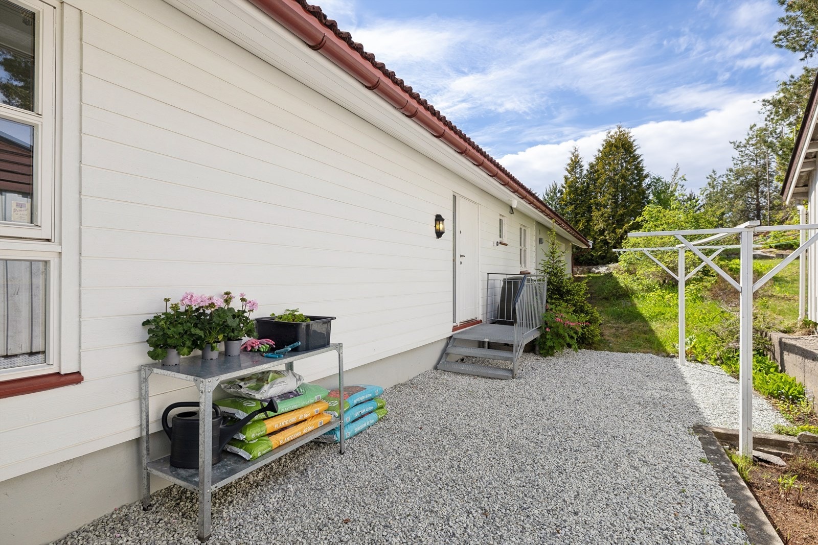 Det er utgang fra vaskerommet til uteområde på baksiden av boligen, perfekt for å tørke tøyet ute. Galleribilde