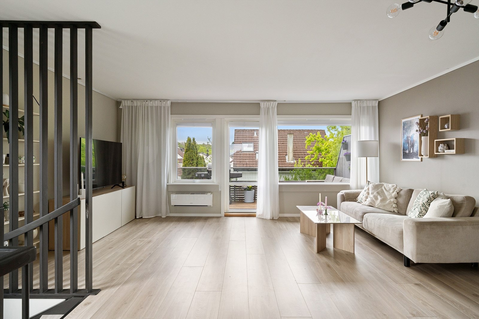 Stuen er romslig med plass til både sofagruppe og spisebord Galleribilde