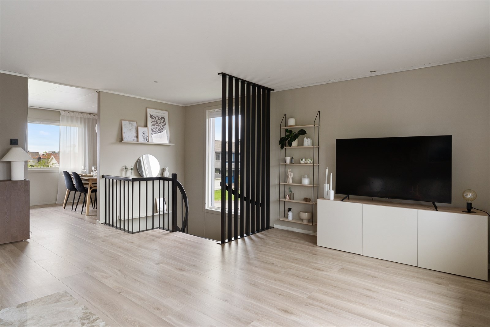 En spilevegg skaper et visuelt skille mot trappenedgangen til første etasje. Galleribilde