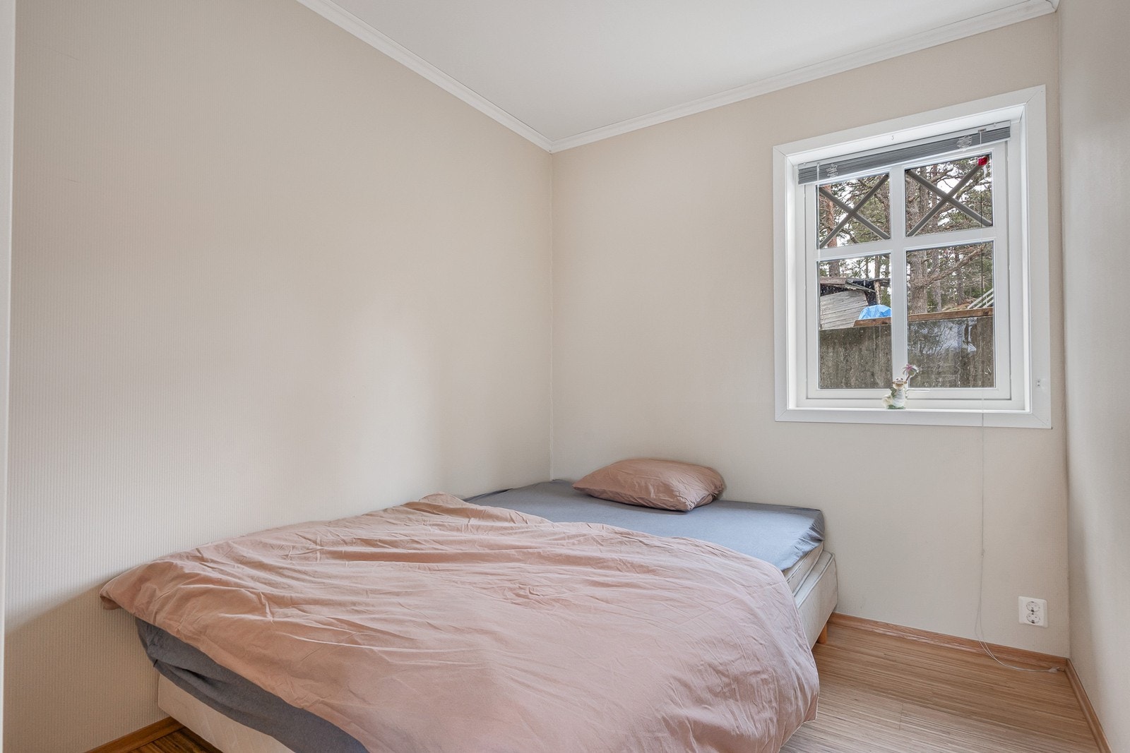 Hytta har tre gode soverom som ligger på rad og rekke med adkomst fra stuen. Galleribilde