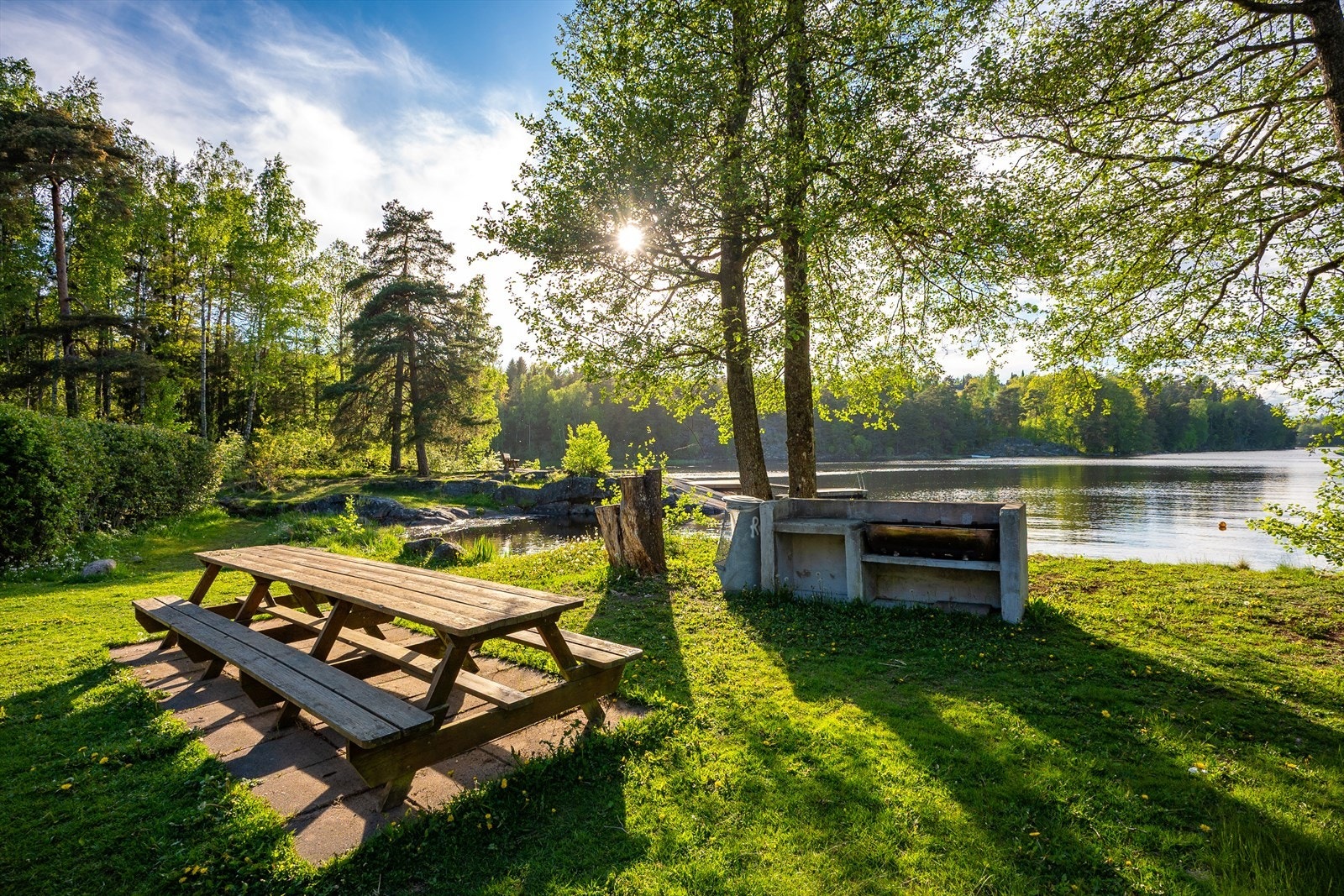 Ved innkjøringen til Hananveien er det blant annet et grønt område med sittebenker, grillplass og bademulighet. Galleribilde