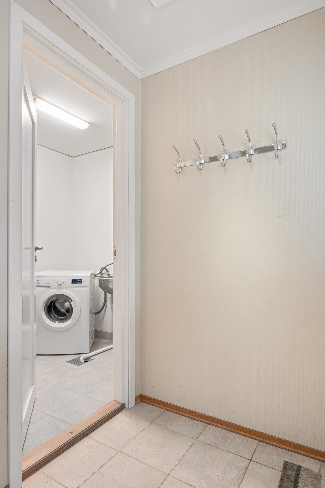 For klesvask har hytta et praktisk vaskerom med flislagt gulv med varme, utslagskum og røropplegg for vaskemaskin. Galleribilde