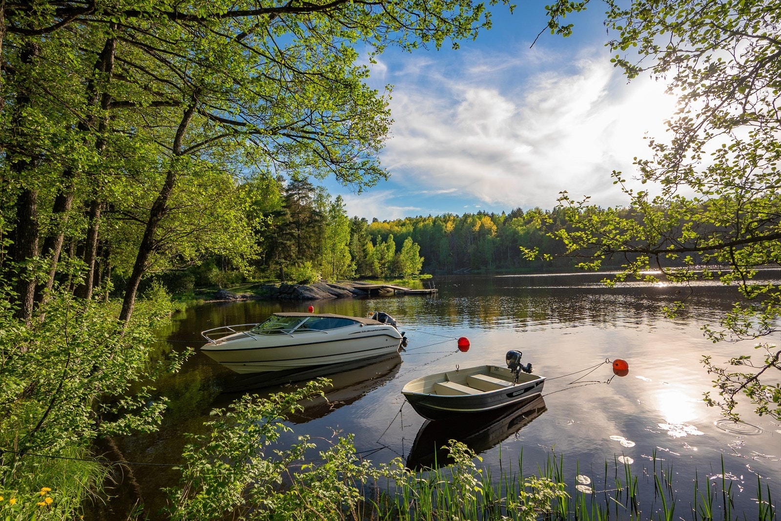 Vansjø er populært for både kano, kajakk og små motorbåter, samt turgåing. Her er også fiskerett med stang og håndsnøre. Galleribilde