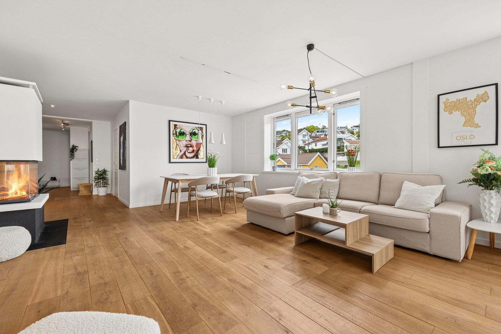 Stuen har god plass til både sofagruppe og spisebord, med peisen som et sentralt element. Galleribilde