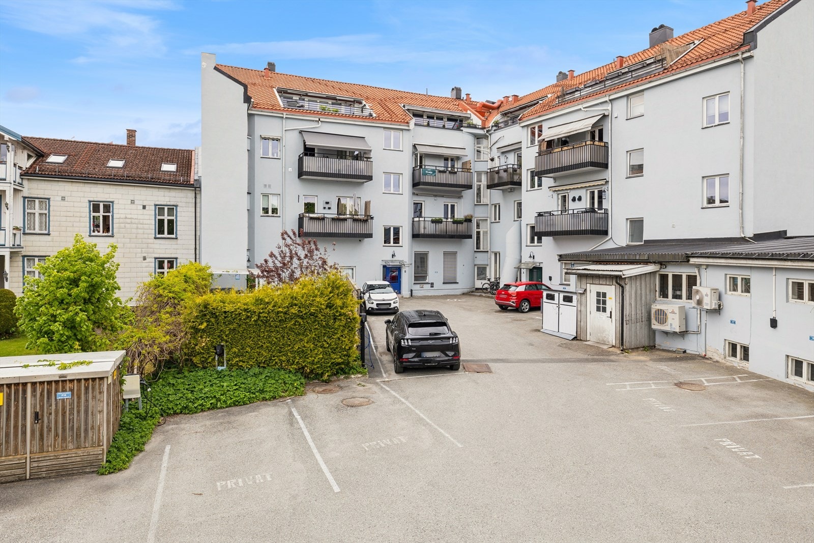 Det medfølger en fast parkeringsplass med elbillader på sameiets felles parkeringsplass. Galleribilde