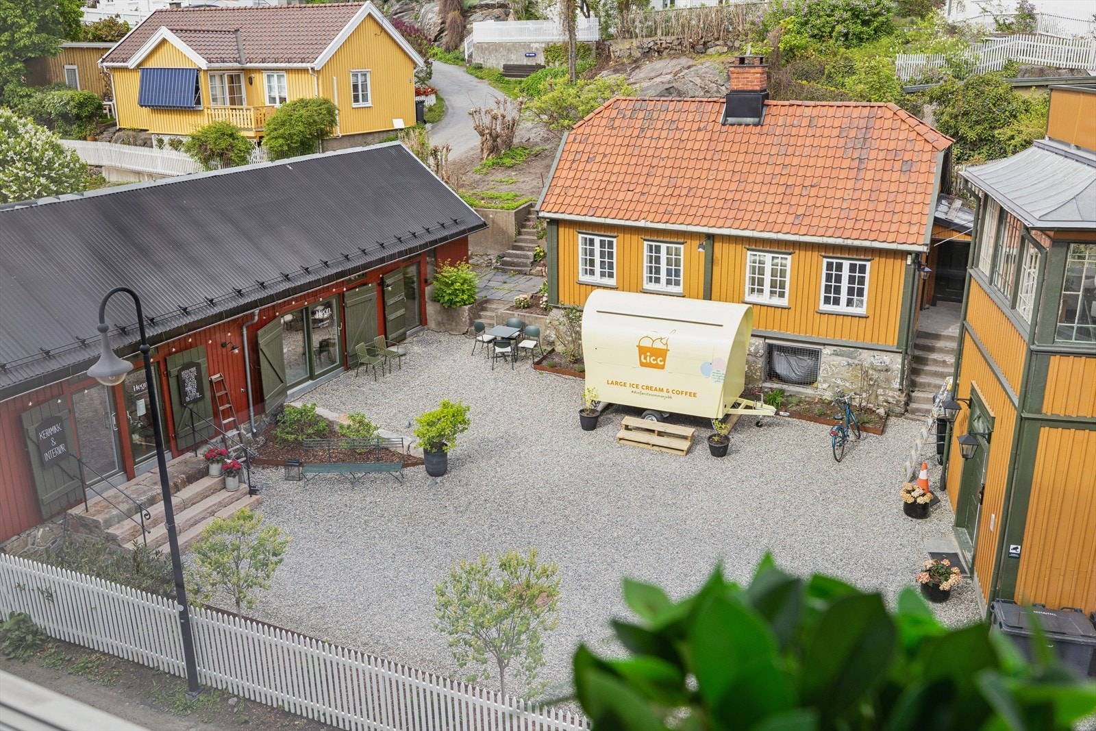 En kort spasertur unna finner du koselige handlegater, gallerier og populære Badeparken. Galleribilde