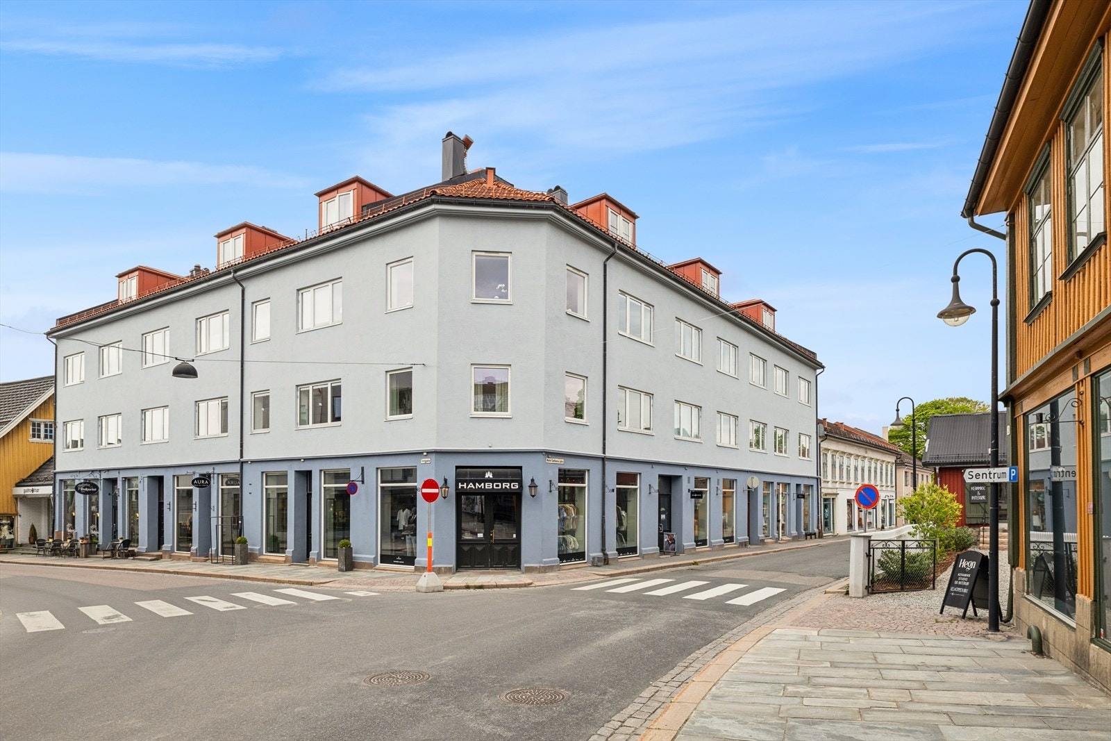Bygården ligger midt i Drøbak sentrum, med butikker og servicetilbud rett utenfor døren. Galleribilde