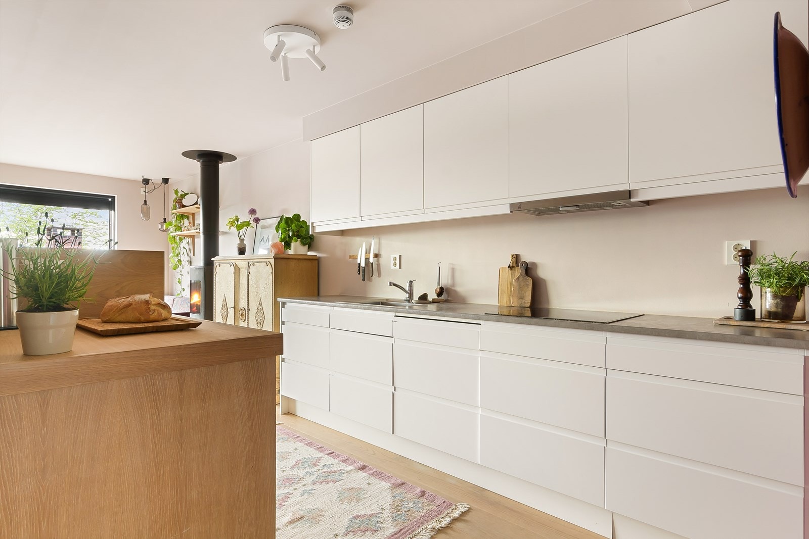 Delikat Luna kjøkken fra 2020 med laminert benkeplate med nedfelt vask og platetopp. Galleribilde