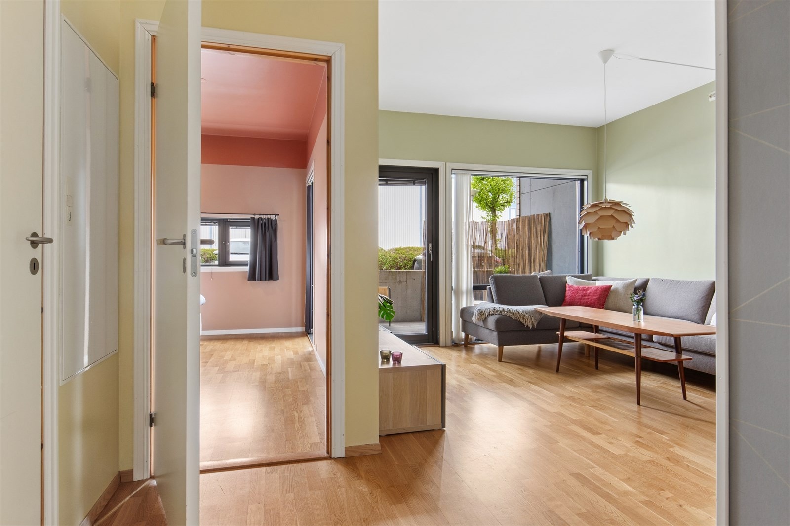 Fra gangen åpner leiligheten seg opp mot de sosiale sonene. Galleribilde