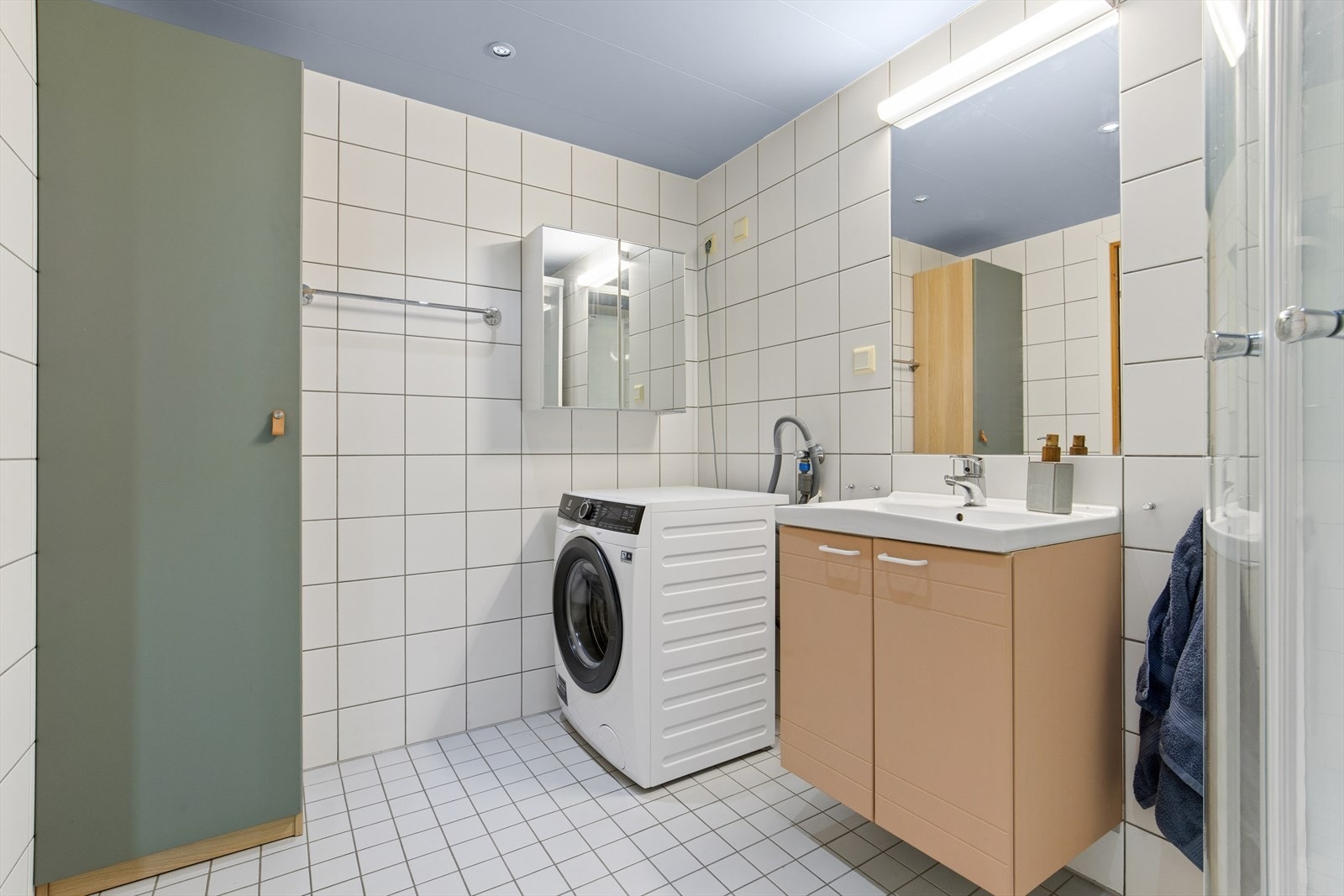 Badet er utstyrt med veggmontert toalett, servantinnredning og mekanisk avtrekk. Galleribilde