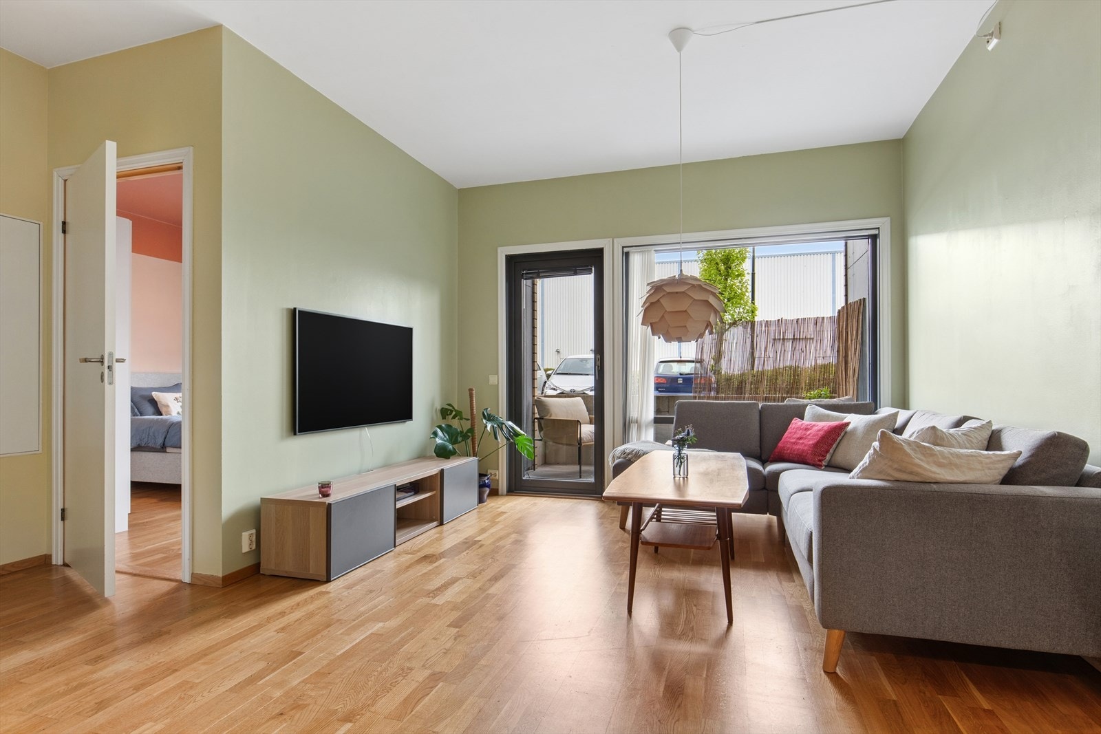 Rommet har god plass til både sofagruppe og TV-møblement. Galleribilde