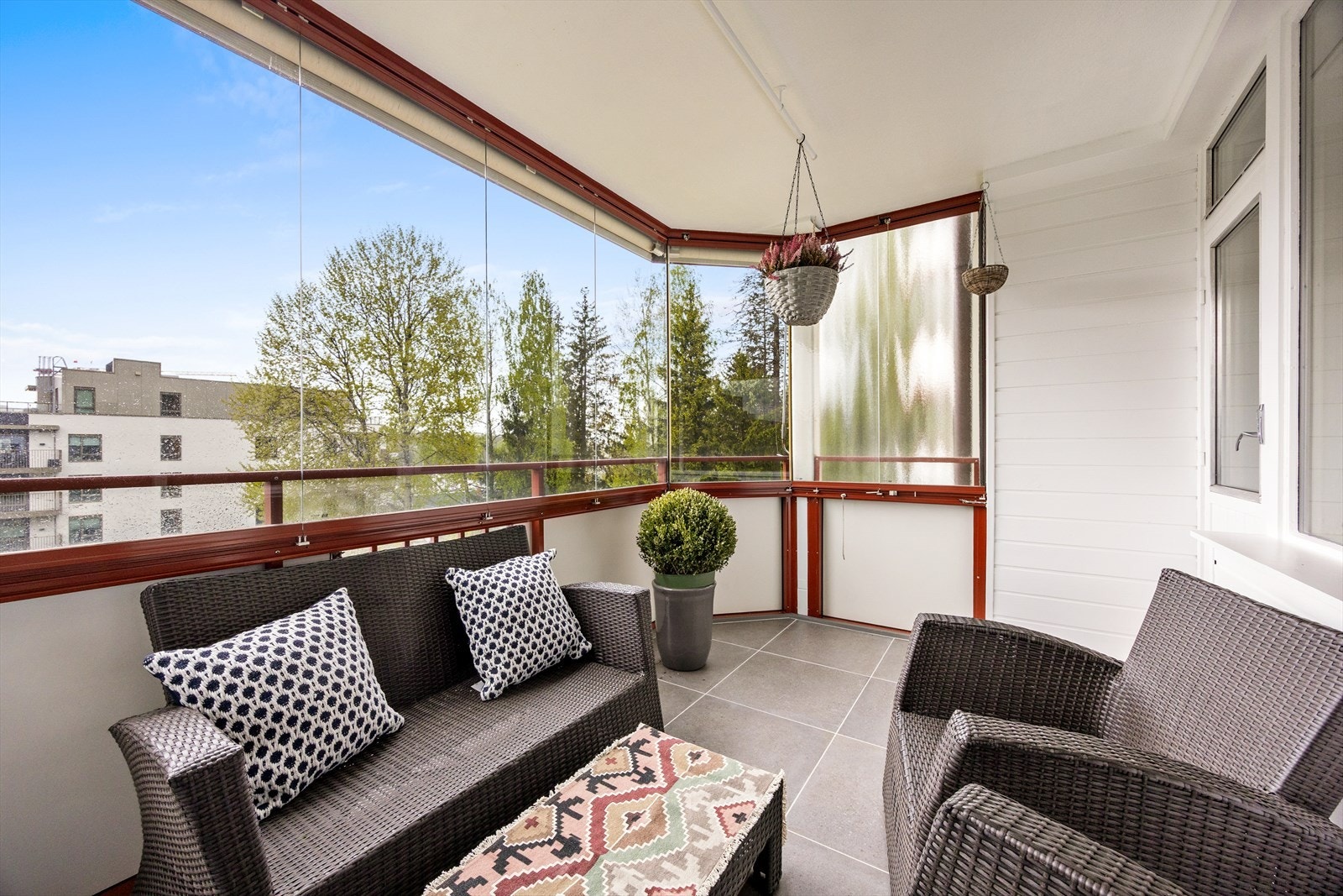 Den vestvendte balkongen fungerer som en naturlig forlengelse av stuen og gir et ekstra oppholdsrom store deler av året. Galleribilde