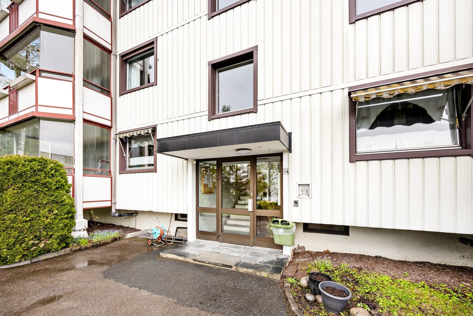 Leiligheten er en del av Skårerlia Borettslag som ble stiftet i 1967, og består av 56 andelsleiligheter på Skårer. Galleribilde