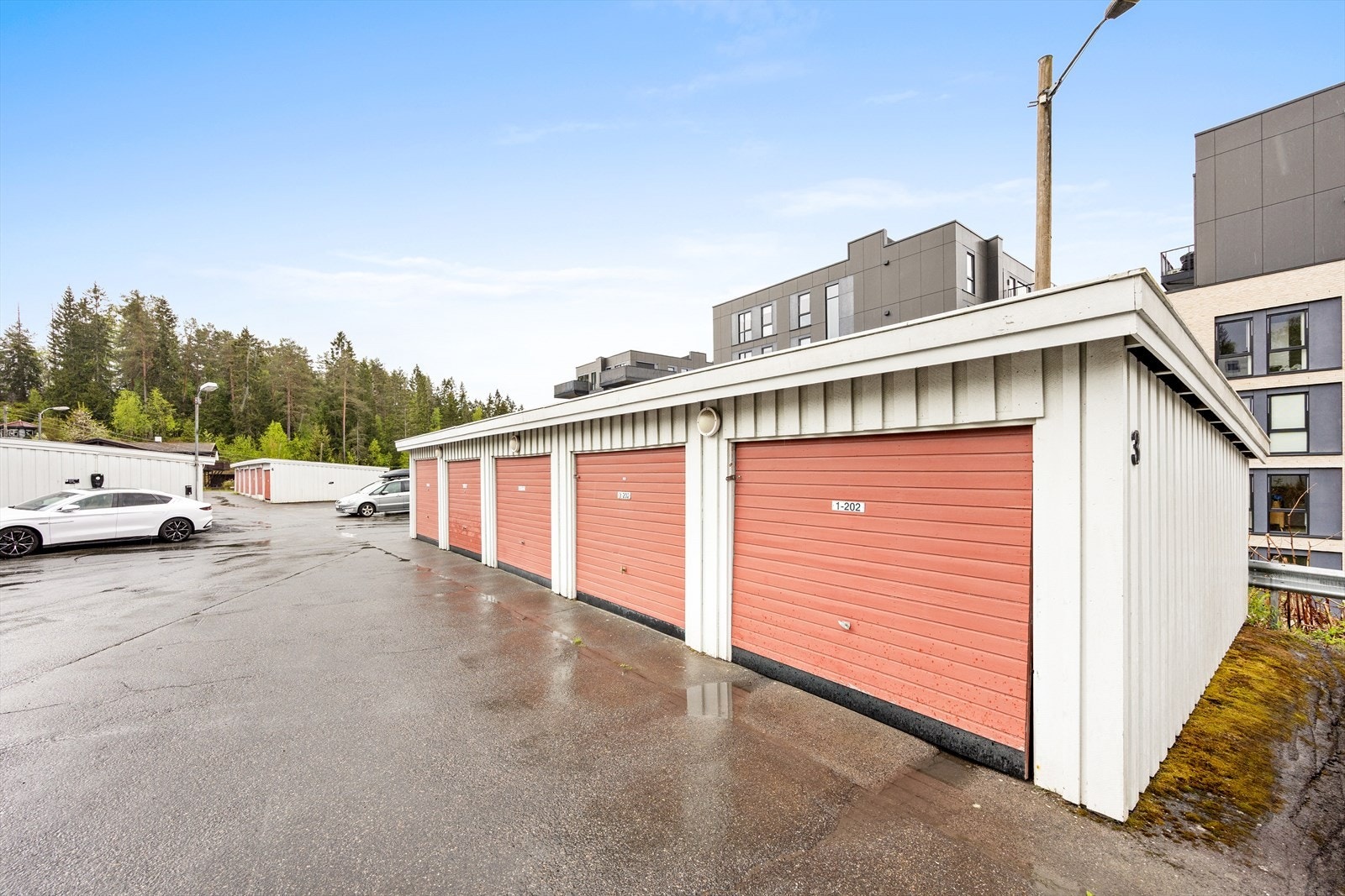 Leiligheten disponerer en garasjeplass på 16 m² i felles garasjerekke. Galleribilde