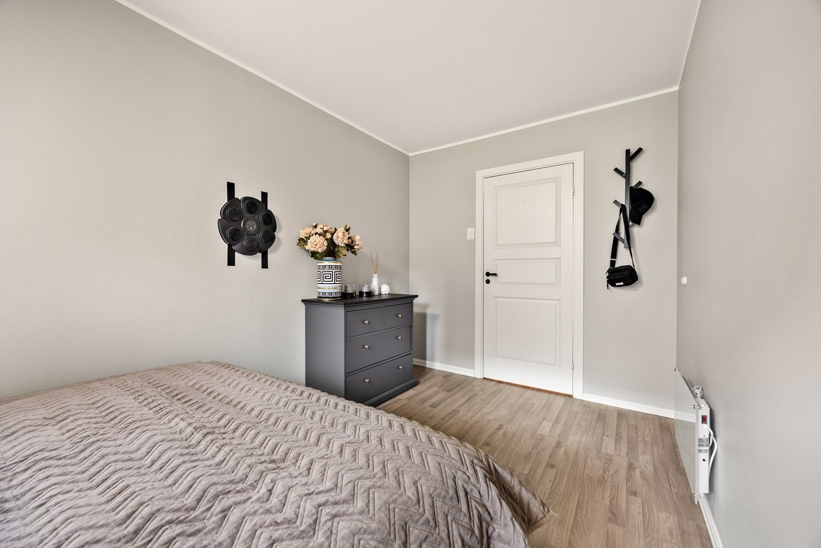 Det andre soverommet er av god størrelse med plass til seng og garderobe. Galleribilde
