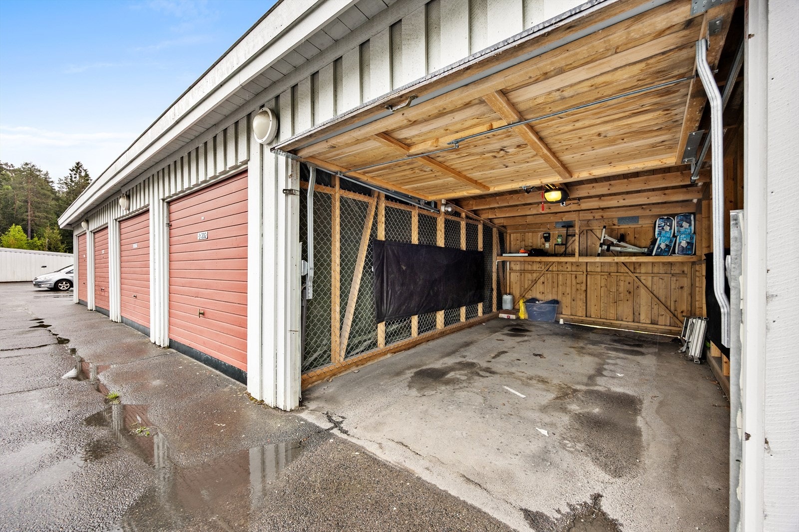 Garasjen har også gode muligheter for oppbevaring. Galleribilde