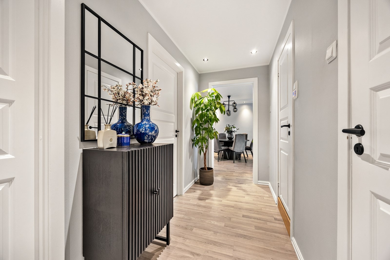 Velkommen inn i en lys og innbydende entré som gir et godt førsteinntrykk av boligen. Galleribilde