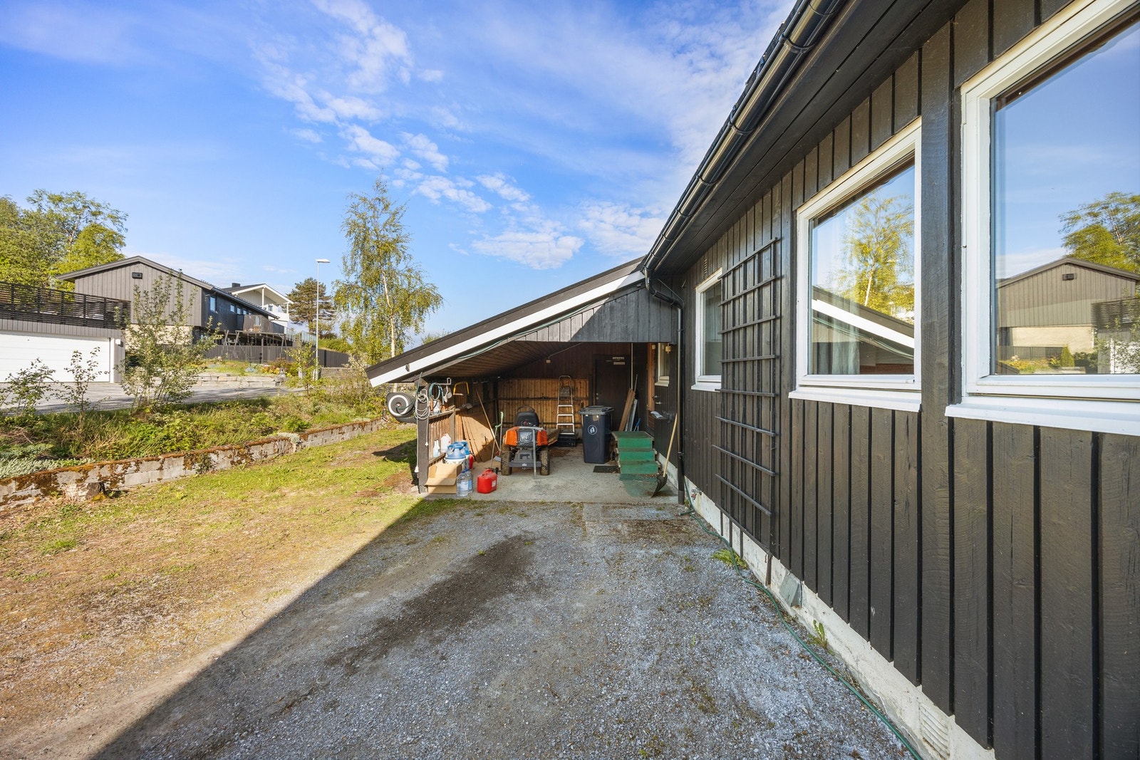 Det er også parkeringsplass i carport Galleribilde