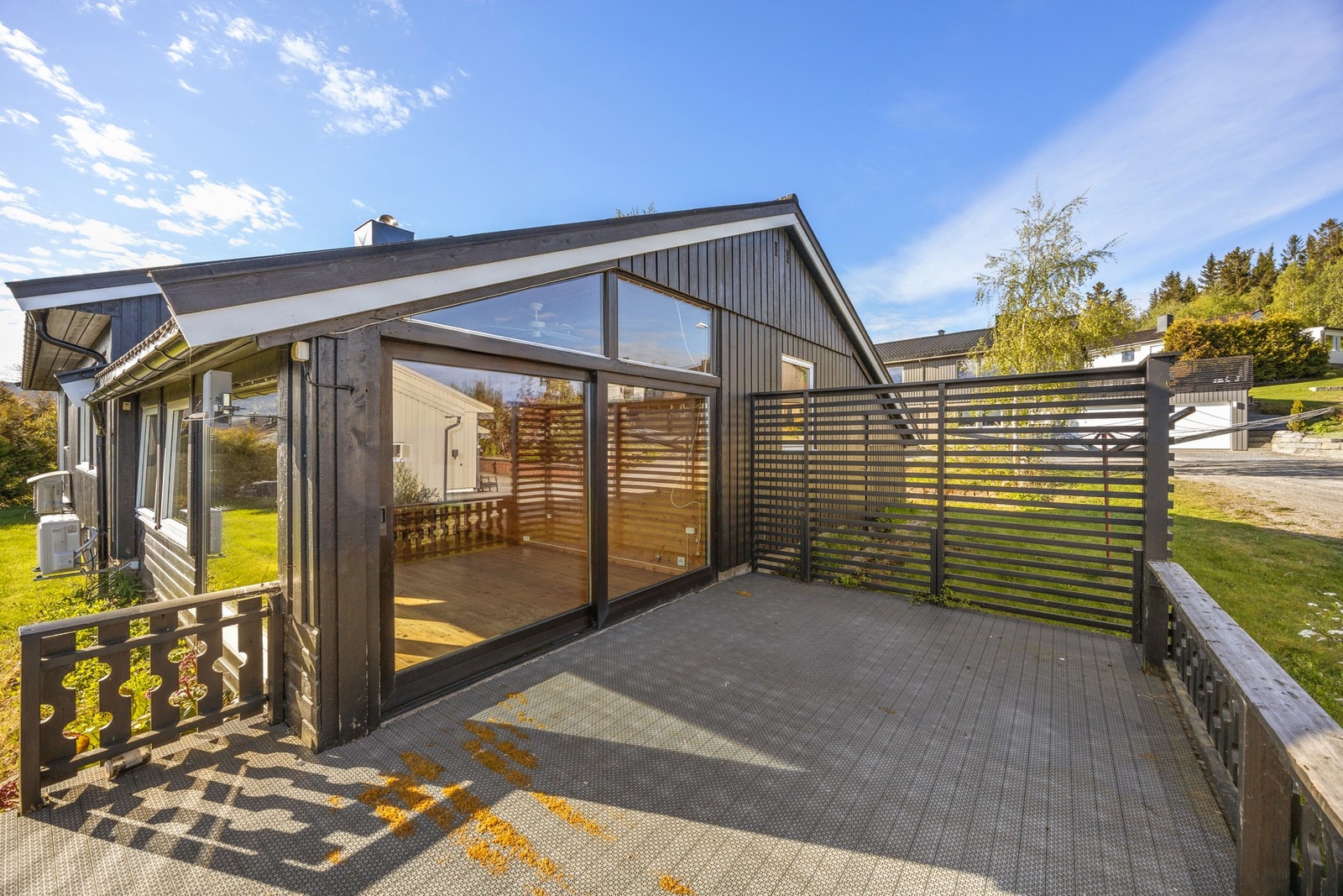 Fra den innglassede delen er det utgang til lun terrasse Galleribilde