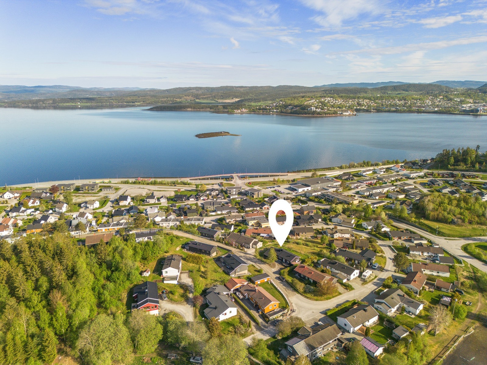 Praktisk enebolig med alle bofunksjoner på ett plan, med høy beliggenhet og vakker sjøutsikt! Galleribilde