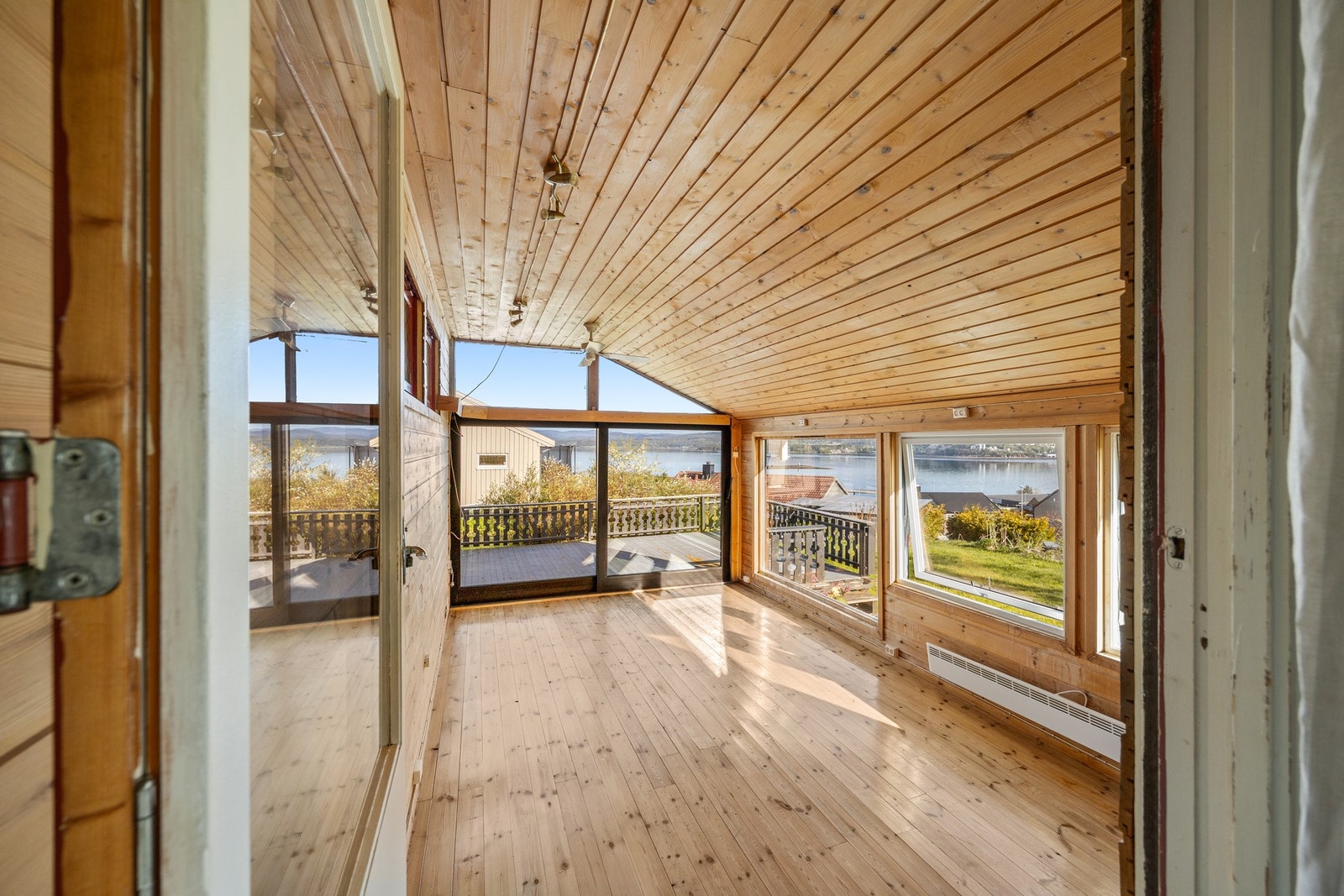 Innglasset terrasse - 17 kvm. Her har man vid utsikt til byen, sjøen og Rauskjæret Galleribilde