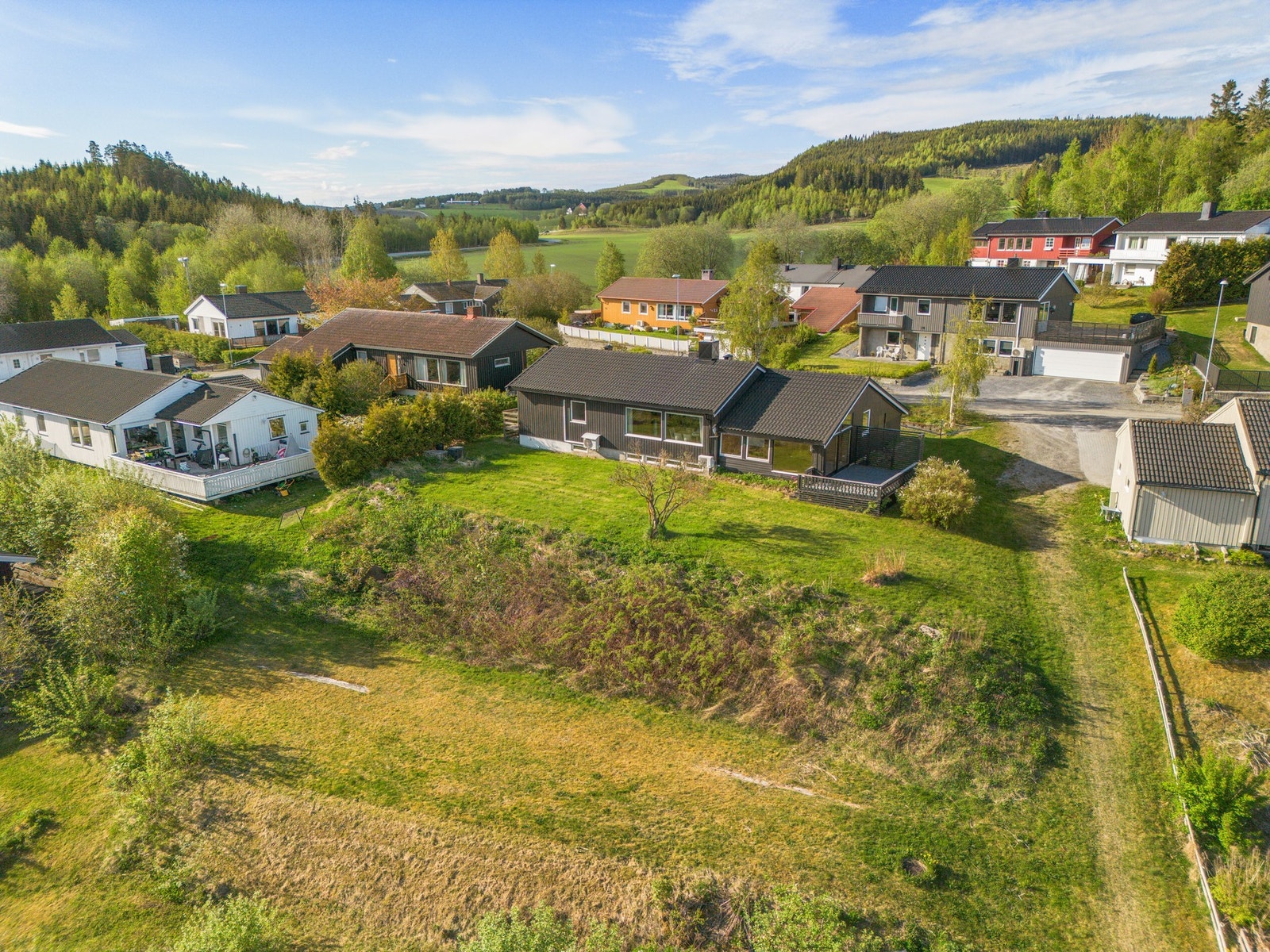 Feltet nedenfor boligen er friområde. Dette sikrer en fri utsikt! Galleribilde