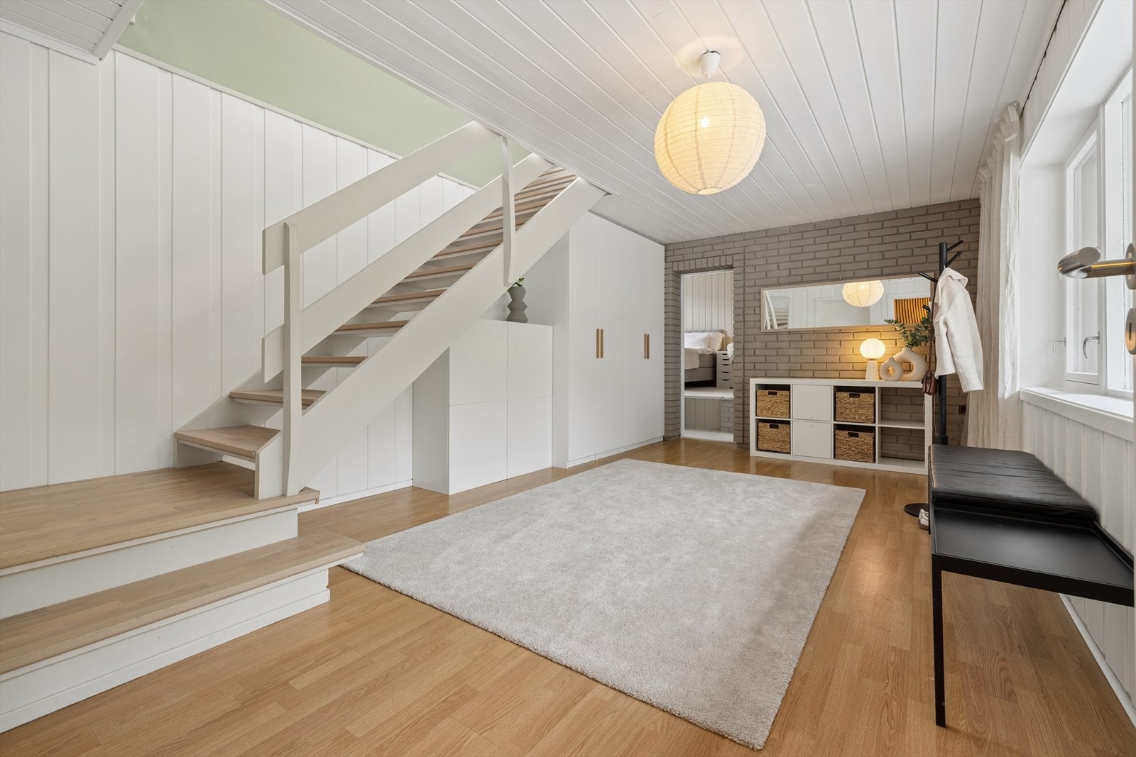 Innbydende hall med god plass til oppbevaring av yttertøy og sko. Galleribilde