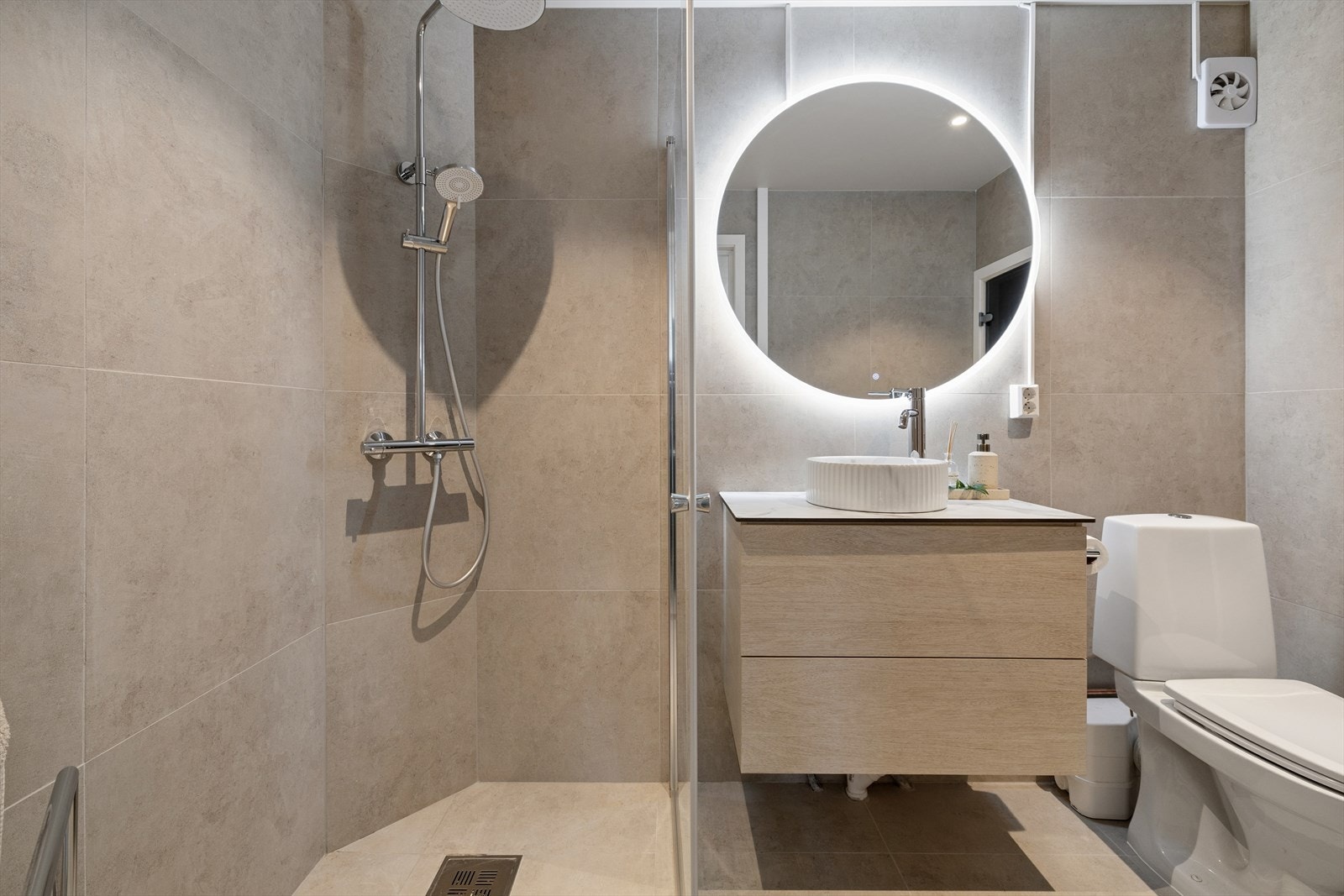 På dette badet er det også 60x60 fliser. Galleribilde