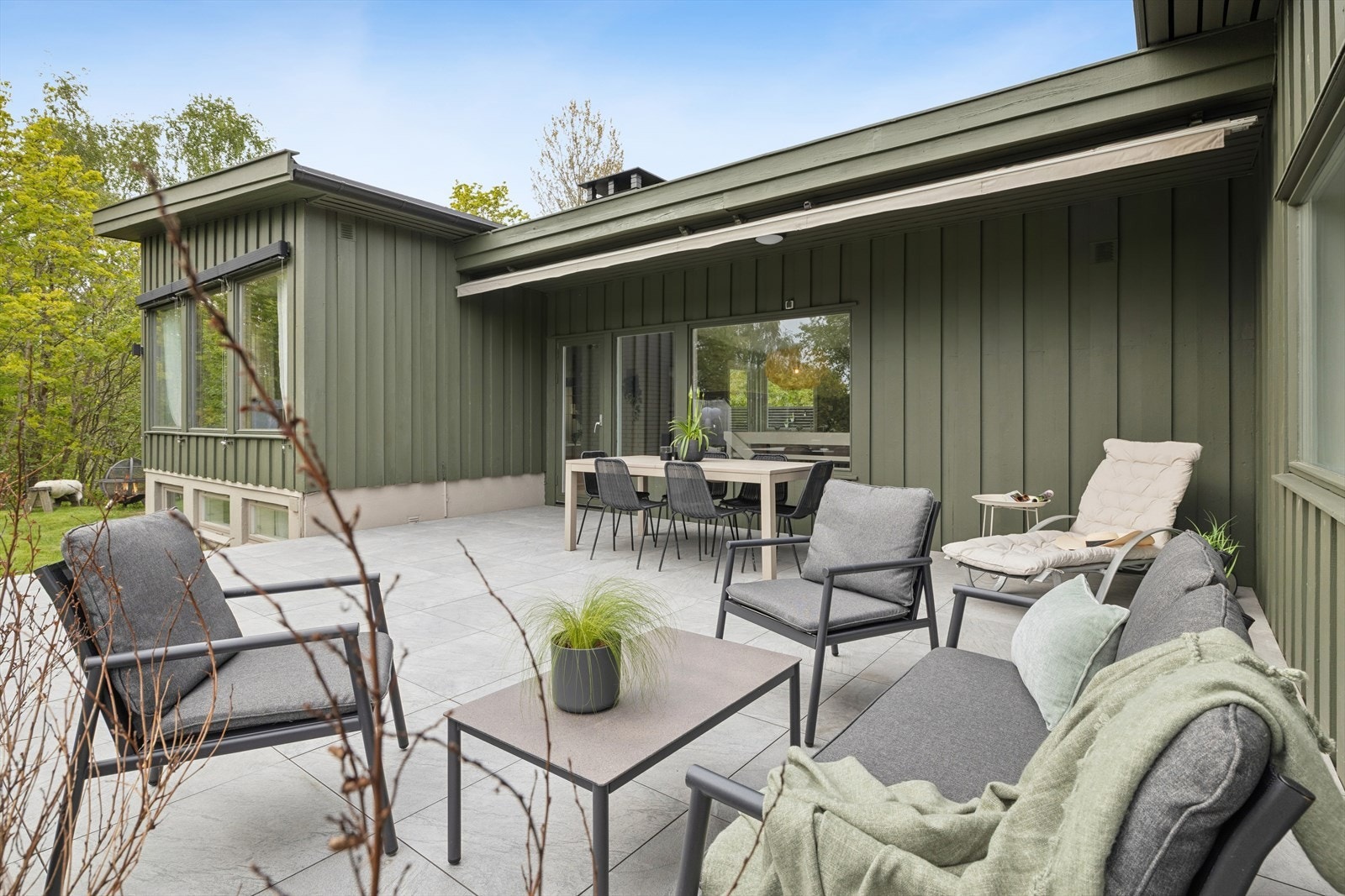 Gode muligheter til flere hyggelige soner på terrassen. Galleribilde
