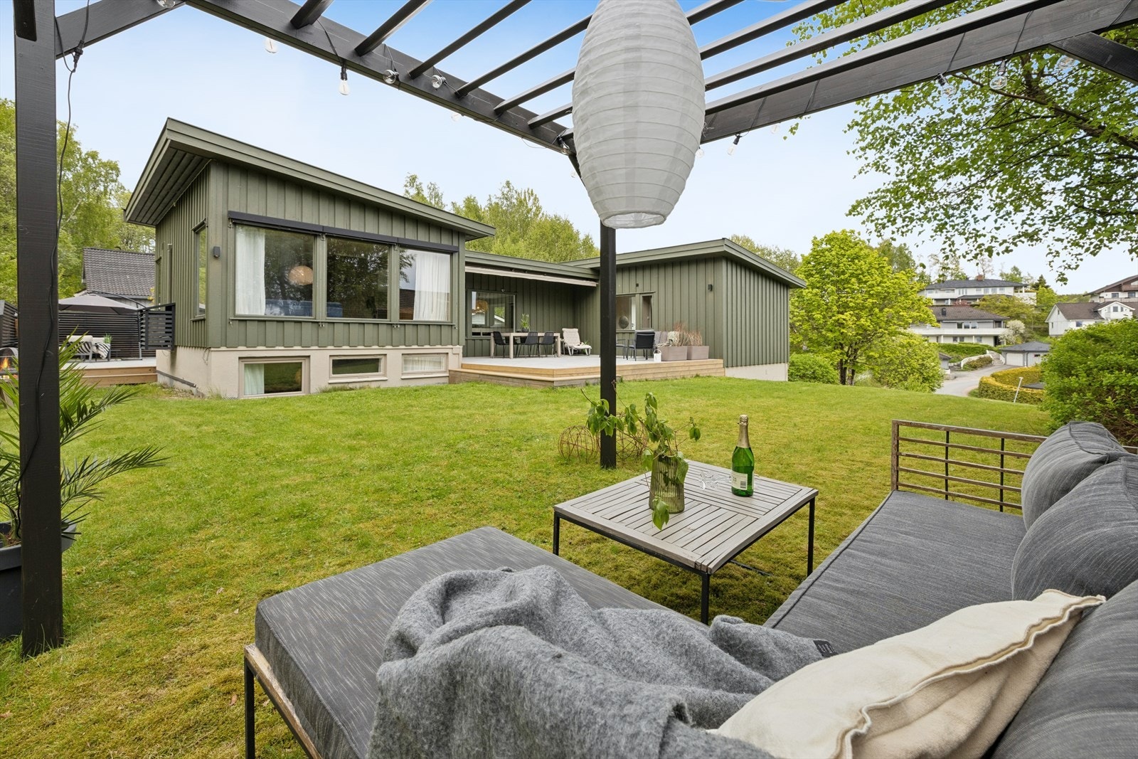 Det er bygget en koselig pergola i hagen. Her kan sommerdagene nytes. Galleribilde