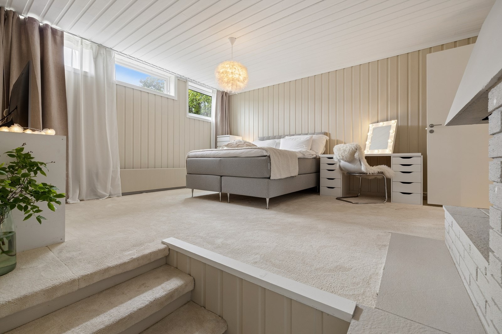 Soverommet er svært romslig med en "en-suite" løsning til badet (rommet er godkjent som disponibelt). Galleribilde