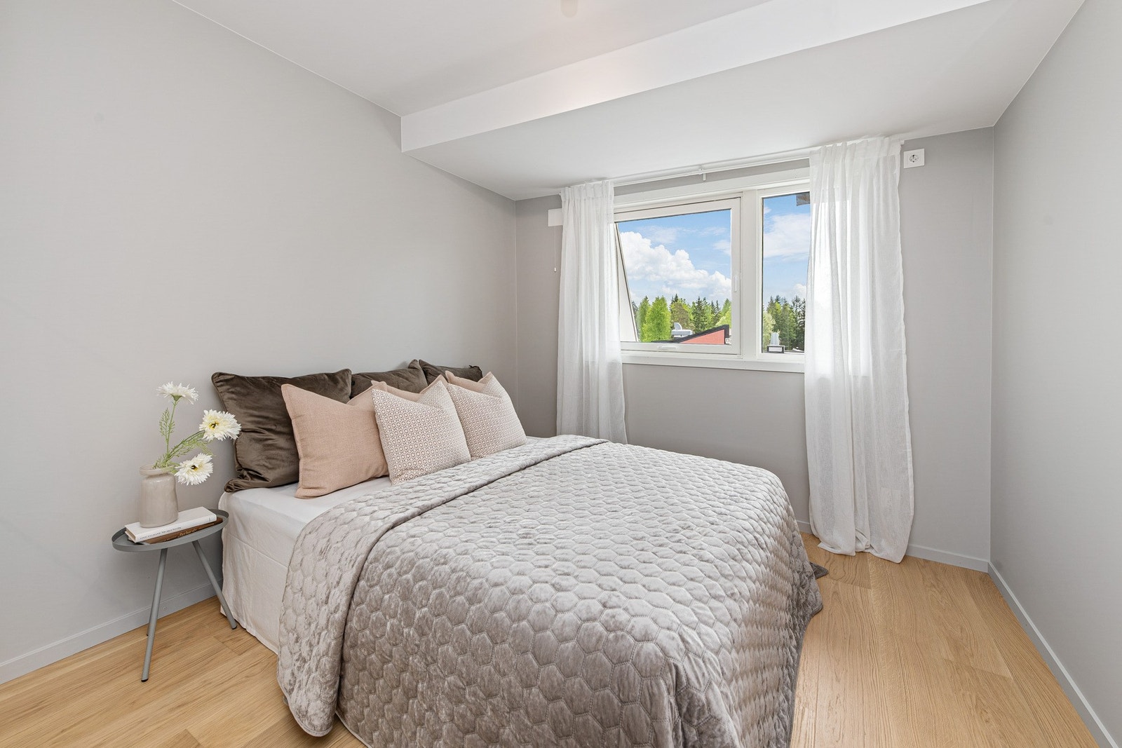 Soverommet har god plass til dobbeltseng og nattbord Galleribilde
