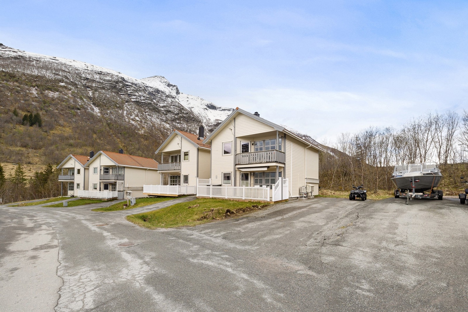 Oversiktlig og lettstelt uteområde med gode parkeringsmuligheter like ved boligen. Galleribilde