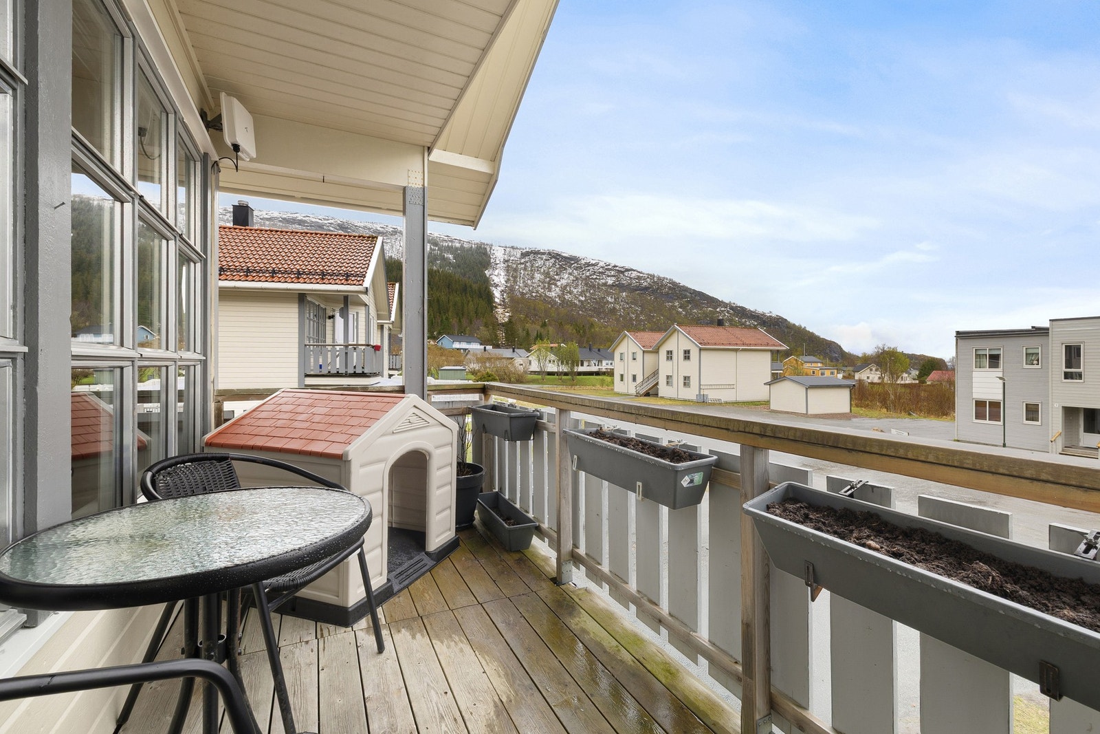 Solrik balkong med plass til utemøbler og flott utsikt mot fjellene og nærområdet. Galleribilde
