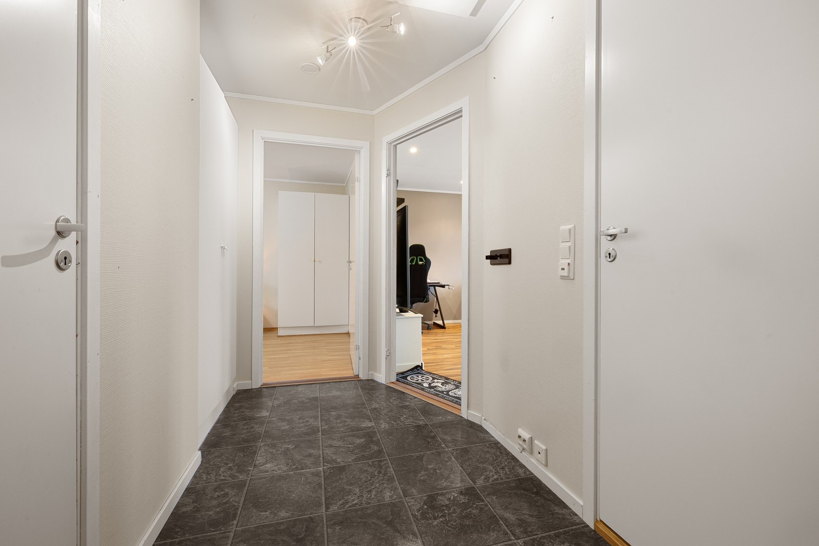 Lys og praktisk innvendig gang med enkel tilgang til alle rom i leiligheten. Galleribilde