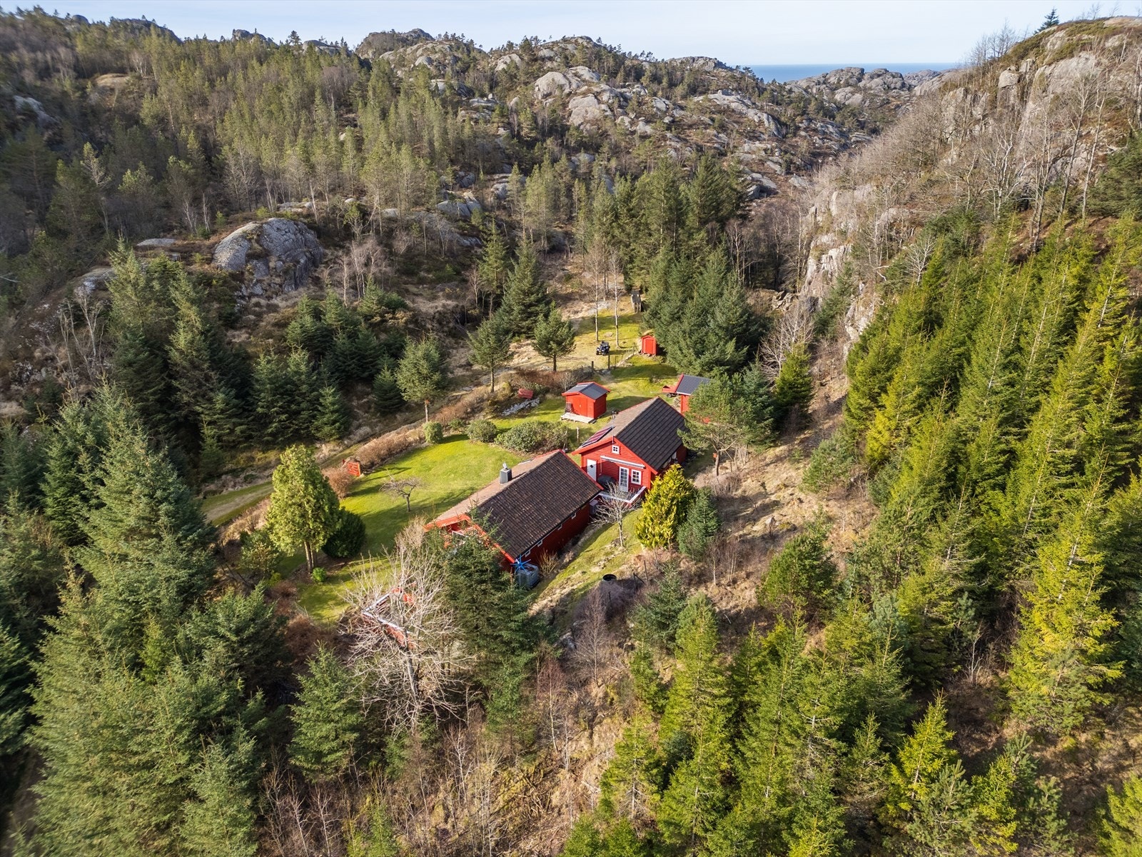 Eiendommen ligger landlig til på Fidsel ved Kvanvik, ca 11 km fra Flekkefjord sentrum. Galleribilde