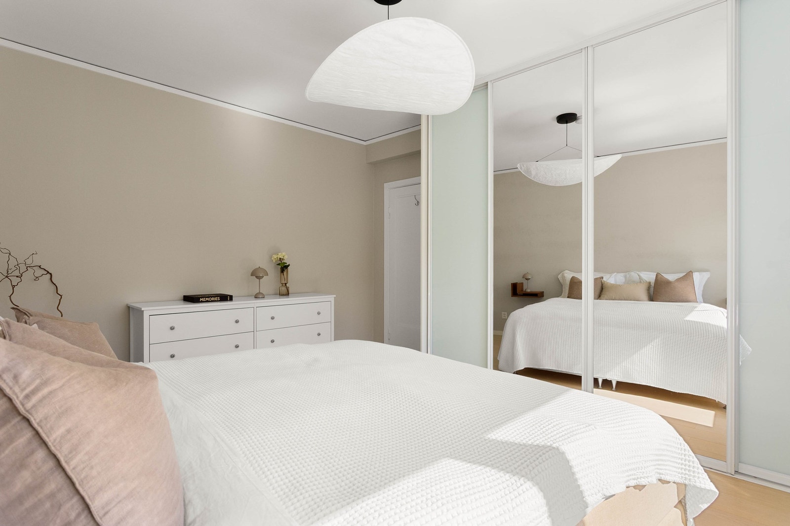 Hovedsoverommet har god plass til dobbeltseng, romslig garderobeløsning og en rolig atmosfære som innbyr til gode netter. Galleribilde