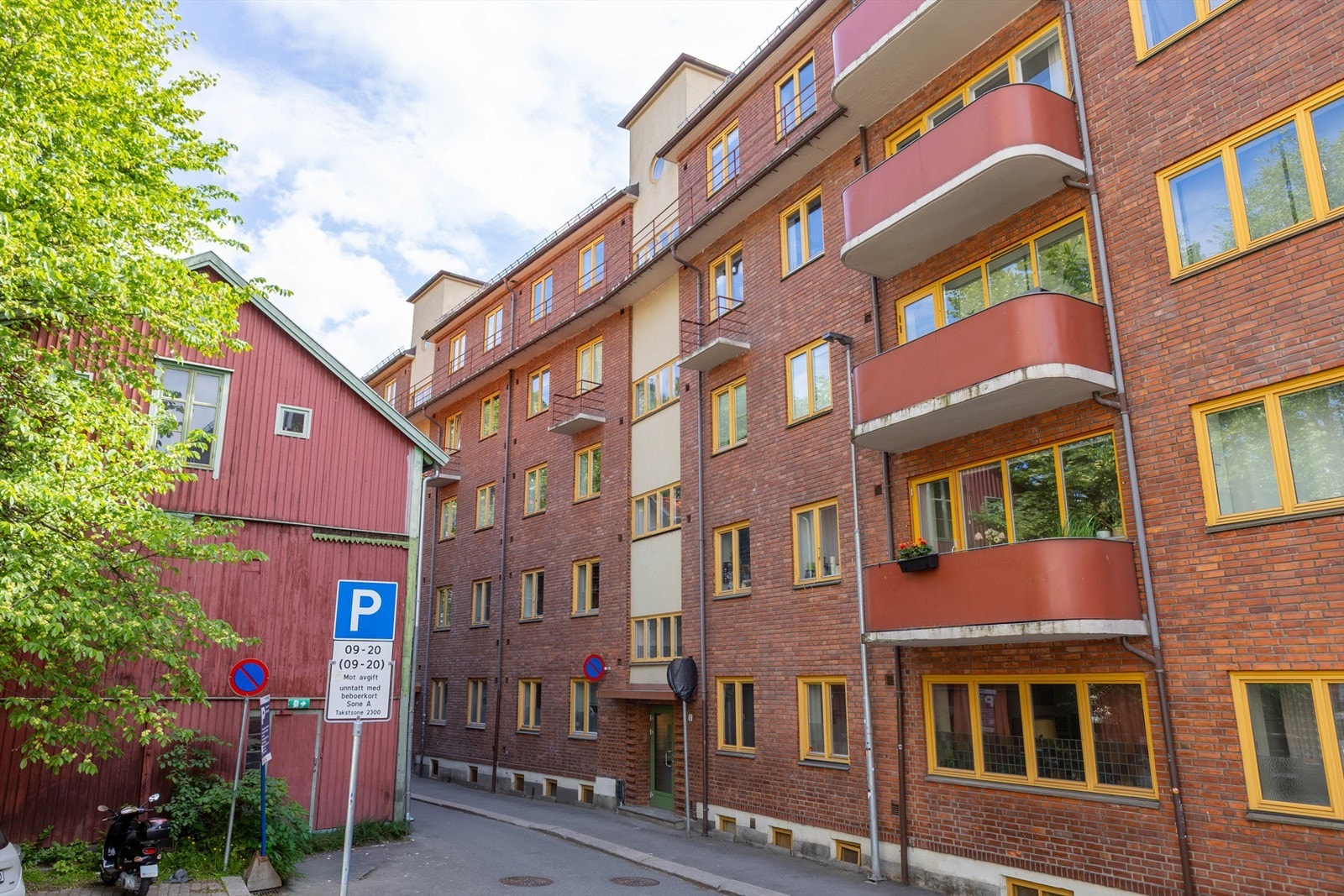 Klassisk bygård fra 1935, attraktivt beliggende i en rolig, enveiskjørt gate på Majorstuen. Galleribilde
