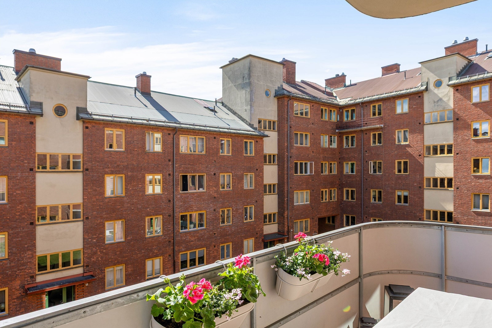 Balkongen vender mot en rolig og grønn bakgård med klassisk bygårdsbebyggelse og lite innsyn. Galleribilde