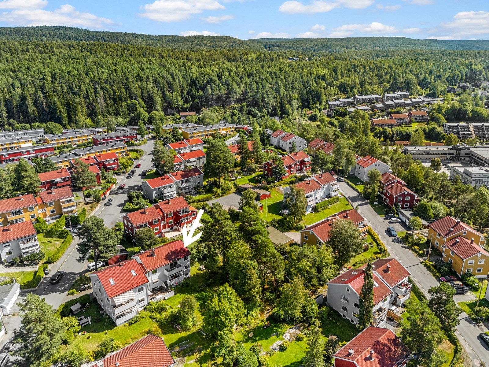 Eiendommen ligger i et særdeles barnevennlig og attraktivt område med nærhet til barnehager, skole og idrettsanlegg. Gangavstand til populære turområder i Østmarka. Galleribilde