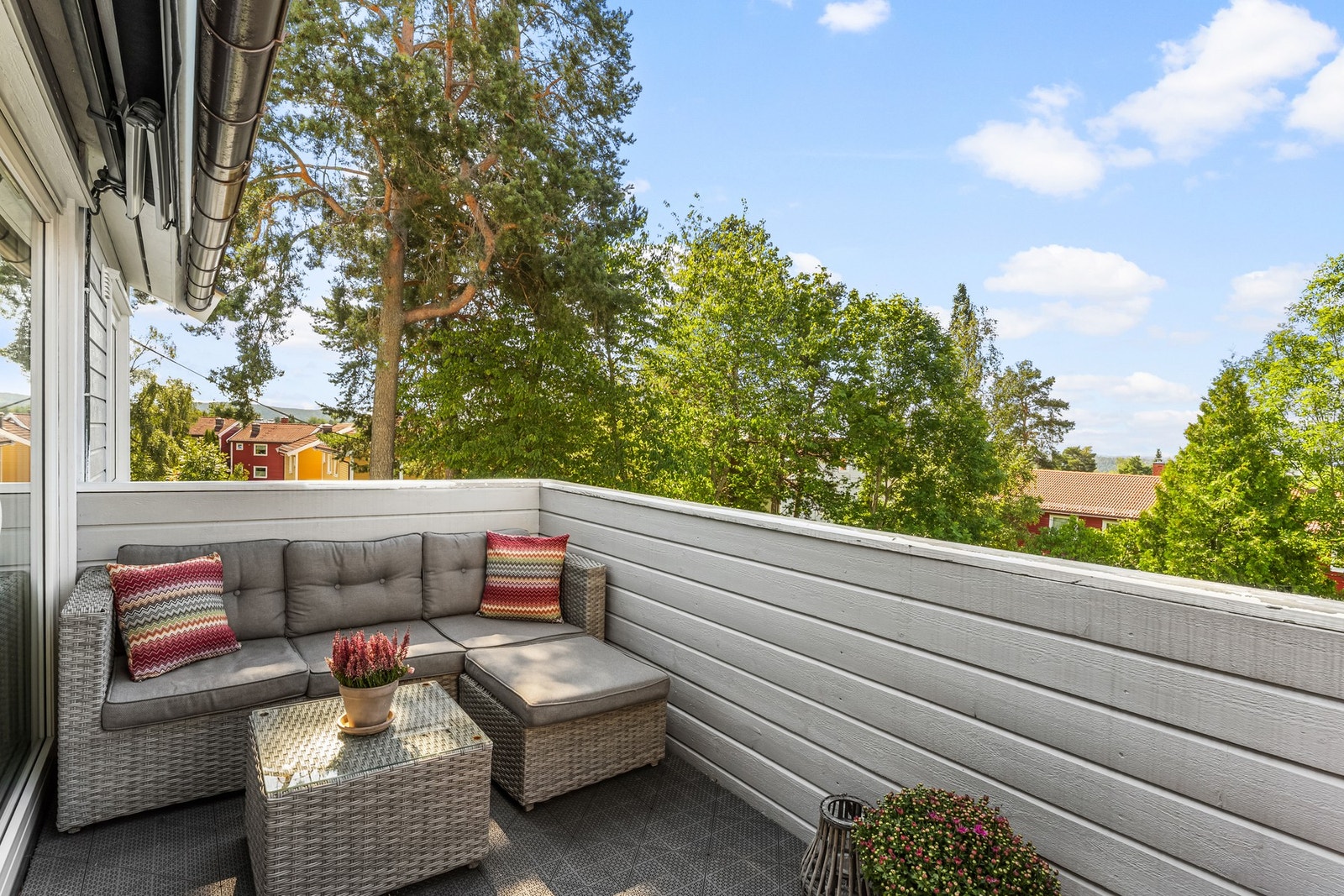 Fra stuen er det utgang til en vestvendt balkong på ca. 8 kvm med gode solforhold og fint utsyn. Det er god plass til både møbler og grill på balkongen. Galleribilde