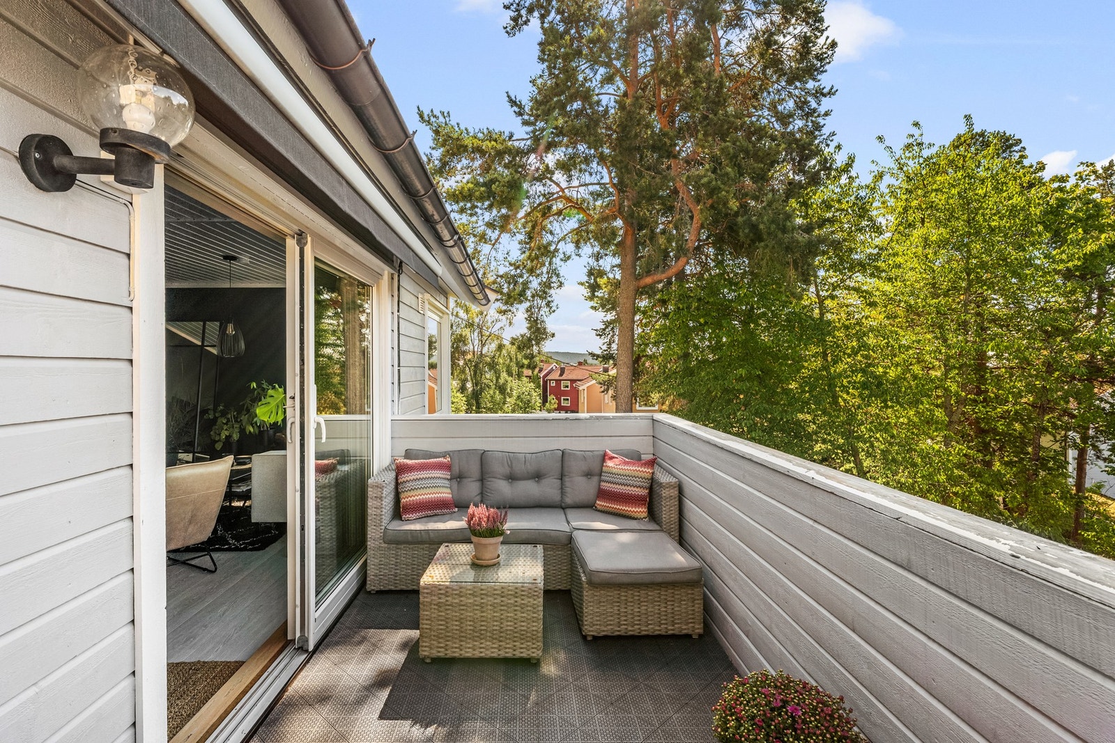 Balkongen har dekke av plastheller over terrassebord, tett rekkverk, utelys og utestikk, samt en skjermende markise. Markise ble skiftet i 2018. Galleribilde