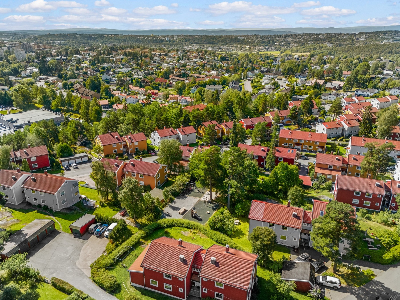 Boligen har en god intern beliggenhet, rett ved lekeplassen og ved et stort friområde med naturtomt. Meget god boltreplass for de små. Galleribilde
