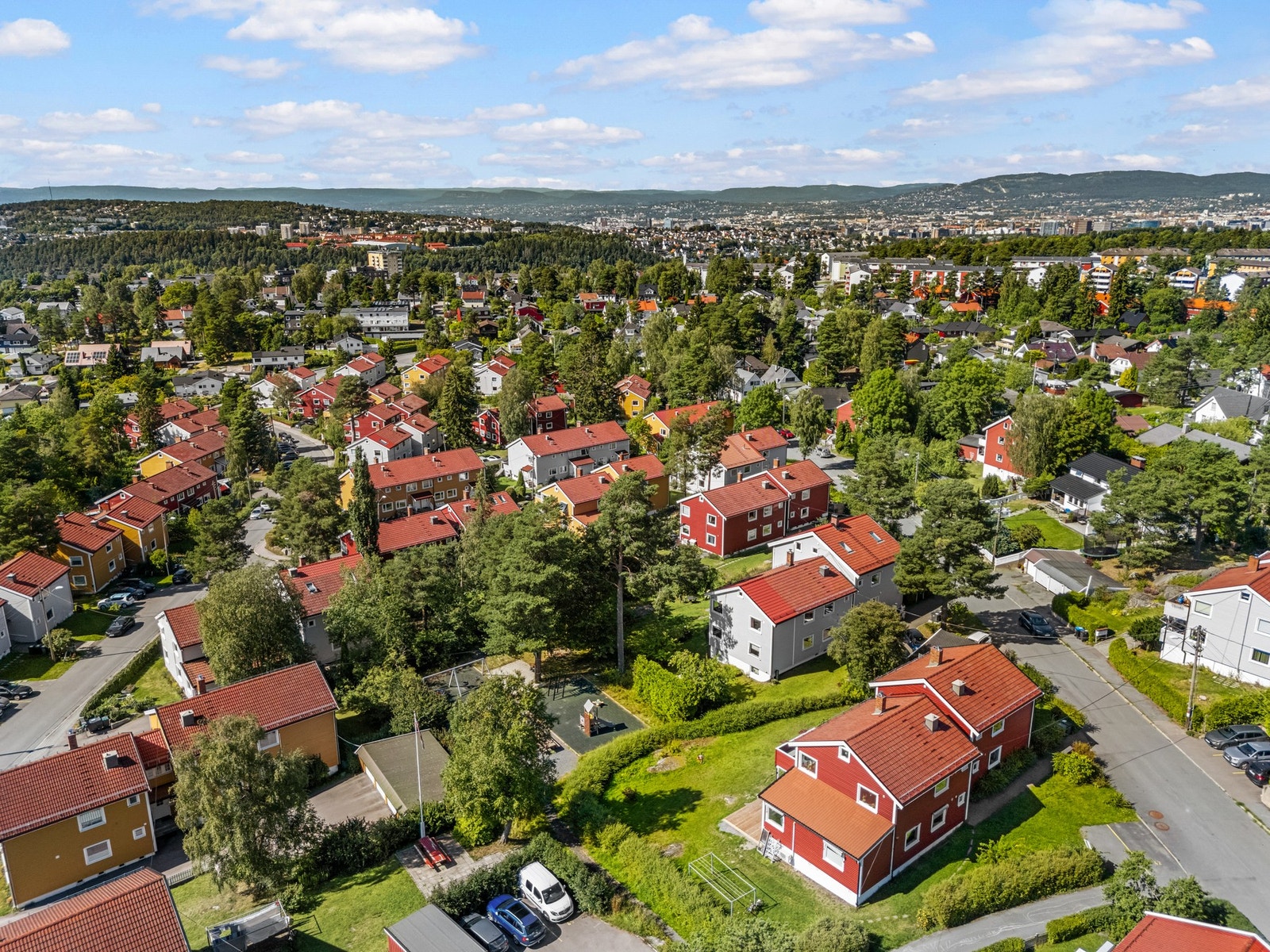 Oslo sentrum ligger godt innen rekkevidde, og det er fin sykkelavstand til byen med alt det innebærer av hovedstadens fasiliteter og servicetilbud. Galleribilde