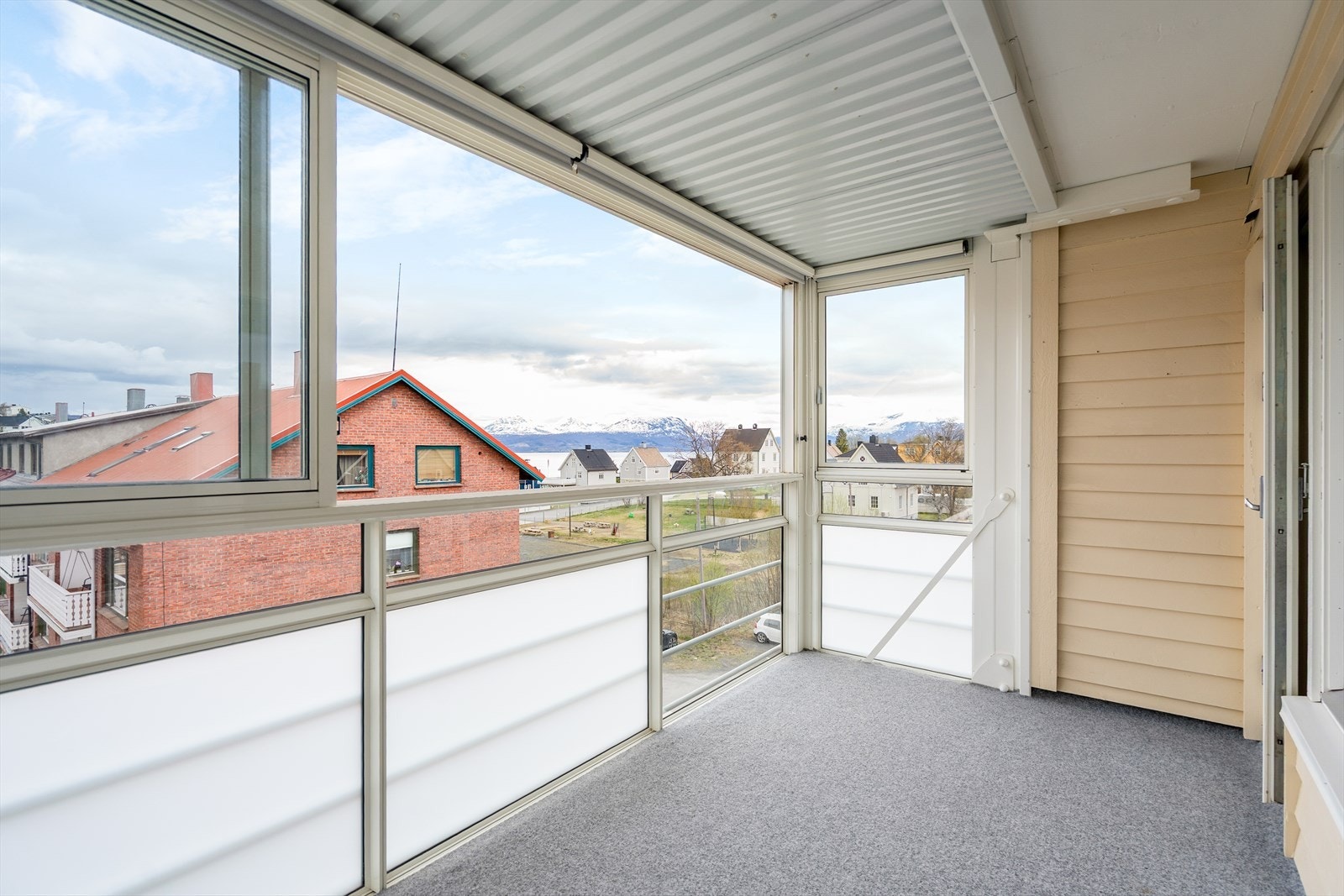 Innglasset balkong gir en forlengelse av stuen, her kan du nyte utsikten og frisk luft selv på dager med regn Galleribilde