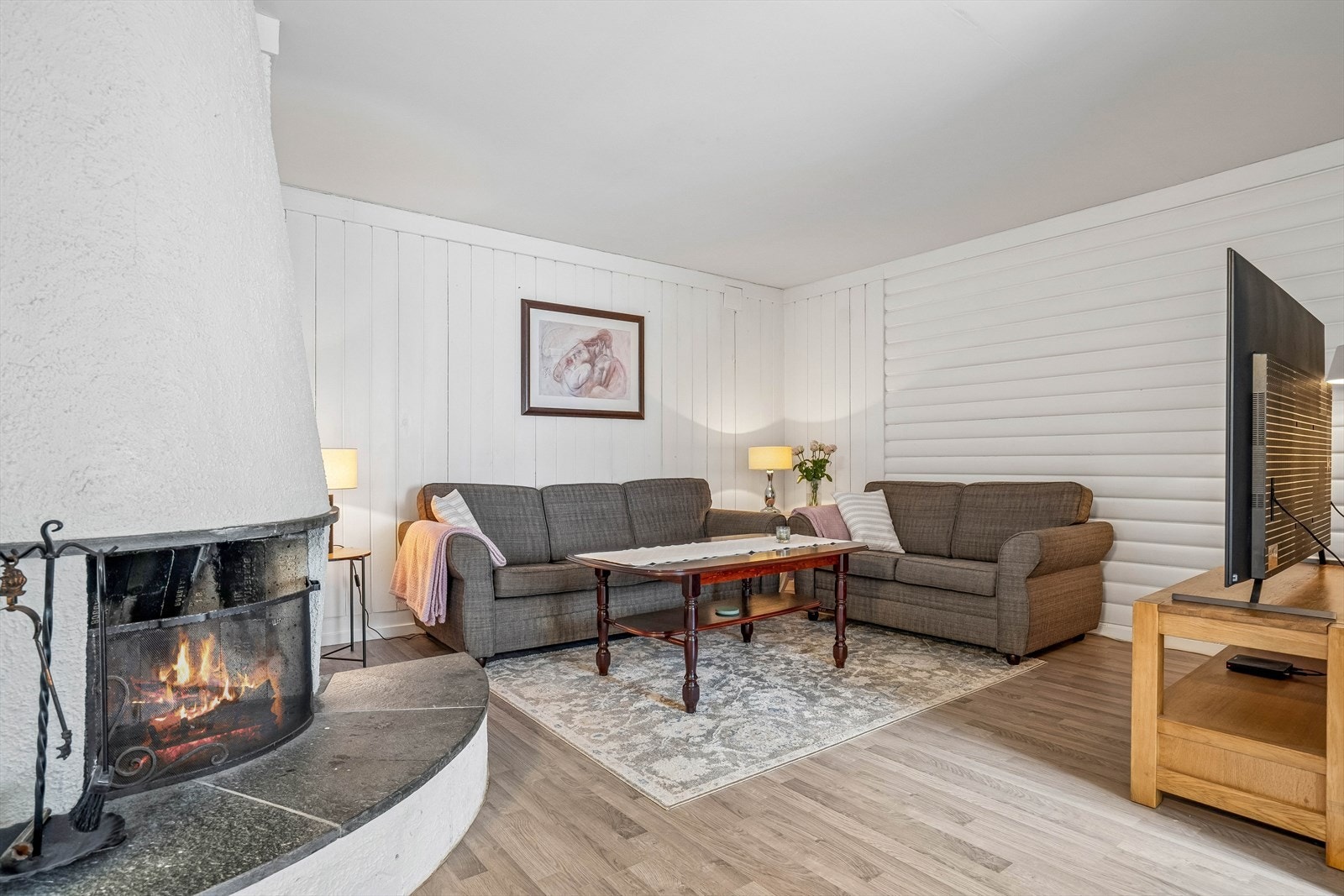Del av stuen med peis i utleiedel Galleribilde